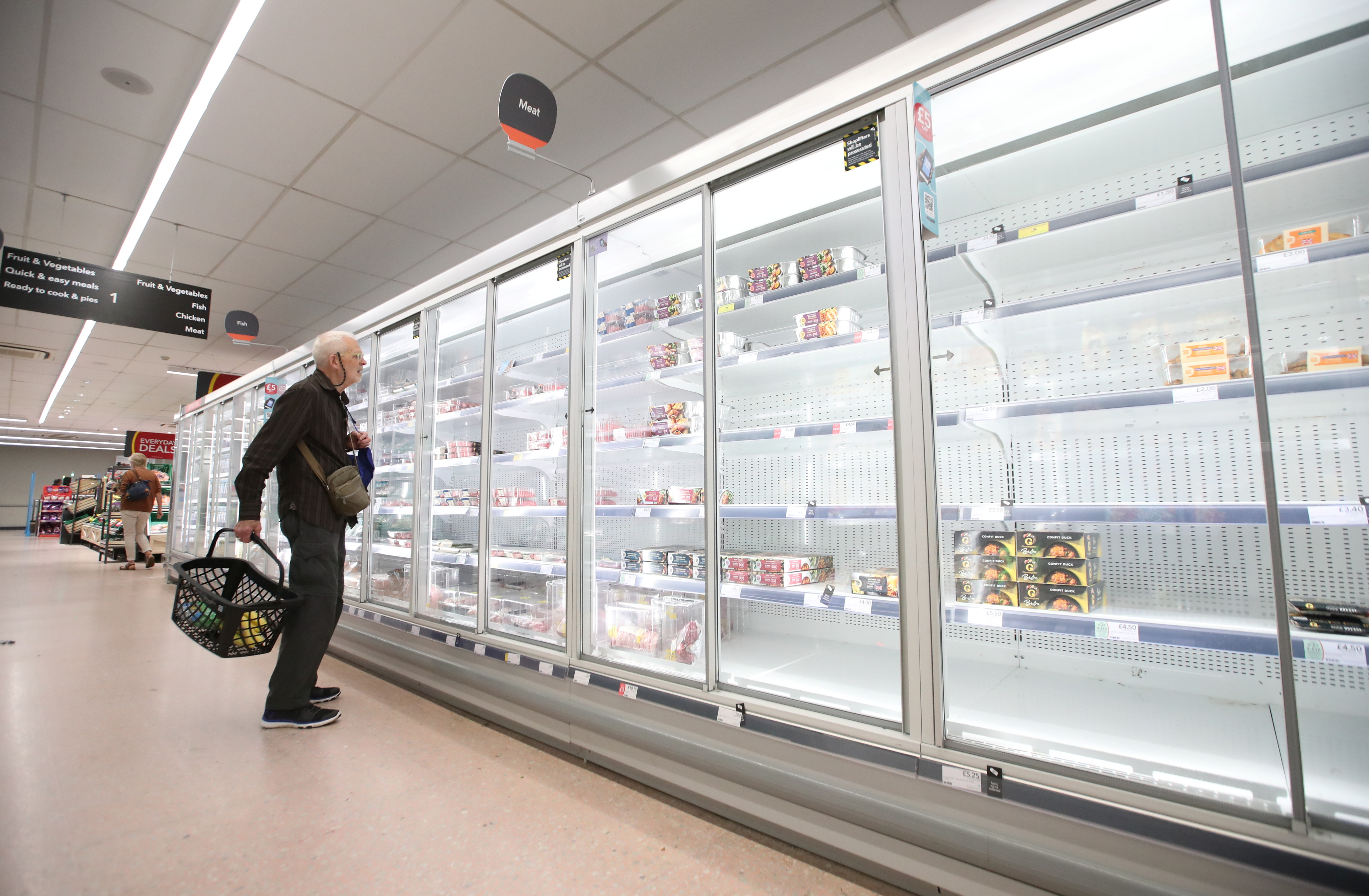 Un hombre observa los estantes casi vacíos en un supermercado Co-Op de Harpenden, Reino Unido (Foto: REUTERS/Peter Cziborra)