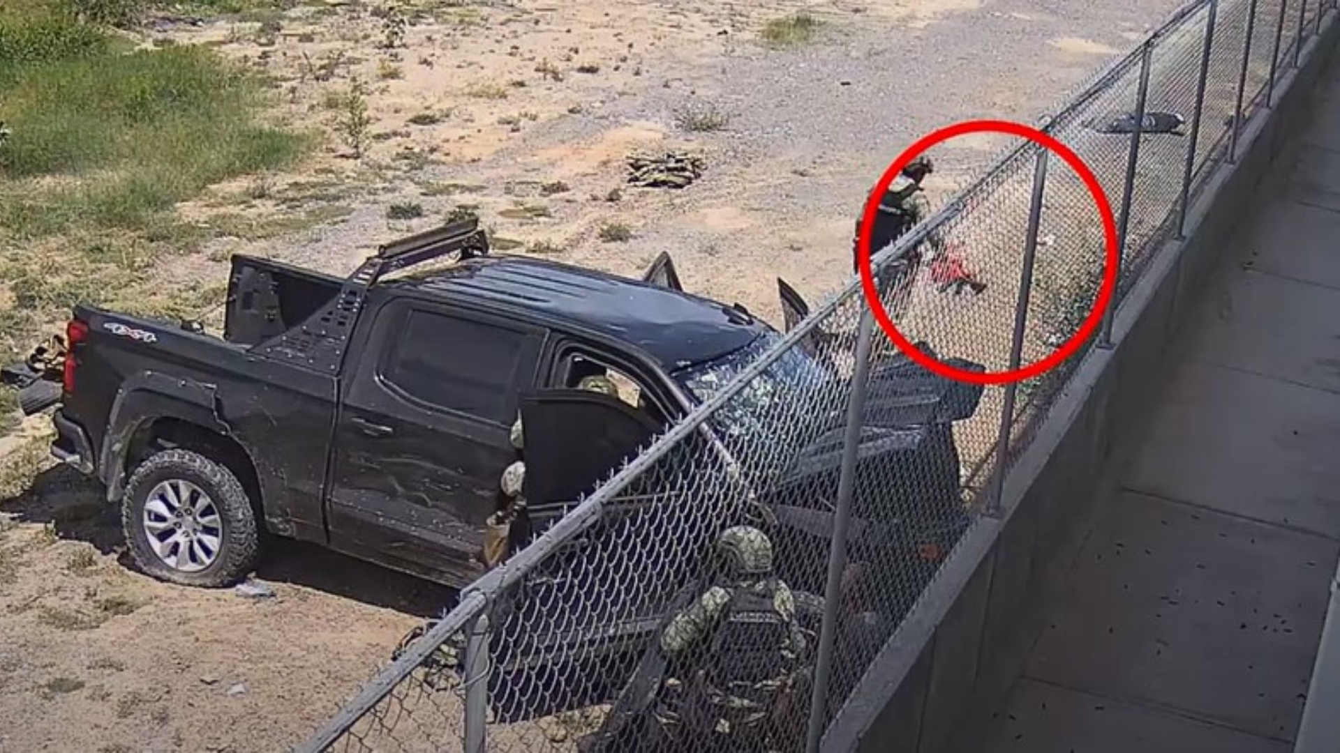 Momento en que uno de los militares colocó armas junto a los cuerpos usando un trapo. (Captura de pantalla)