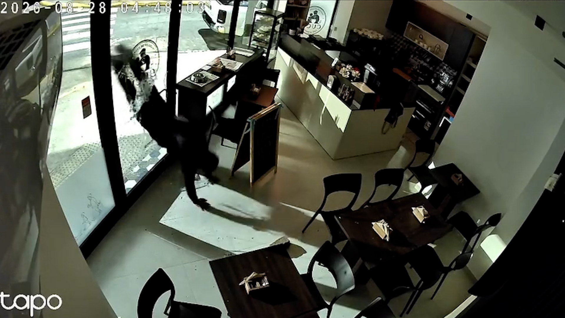 Rompi&oacute; a cabezazos la puerta de un caf&eacute;, rob&oacute; la caja registradora y huy&oacute;: el video del ataque