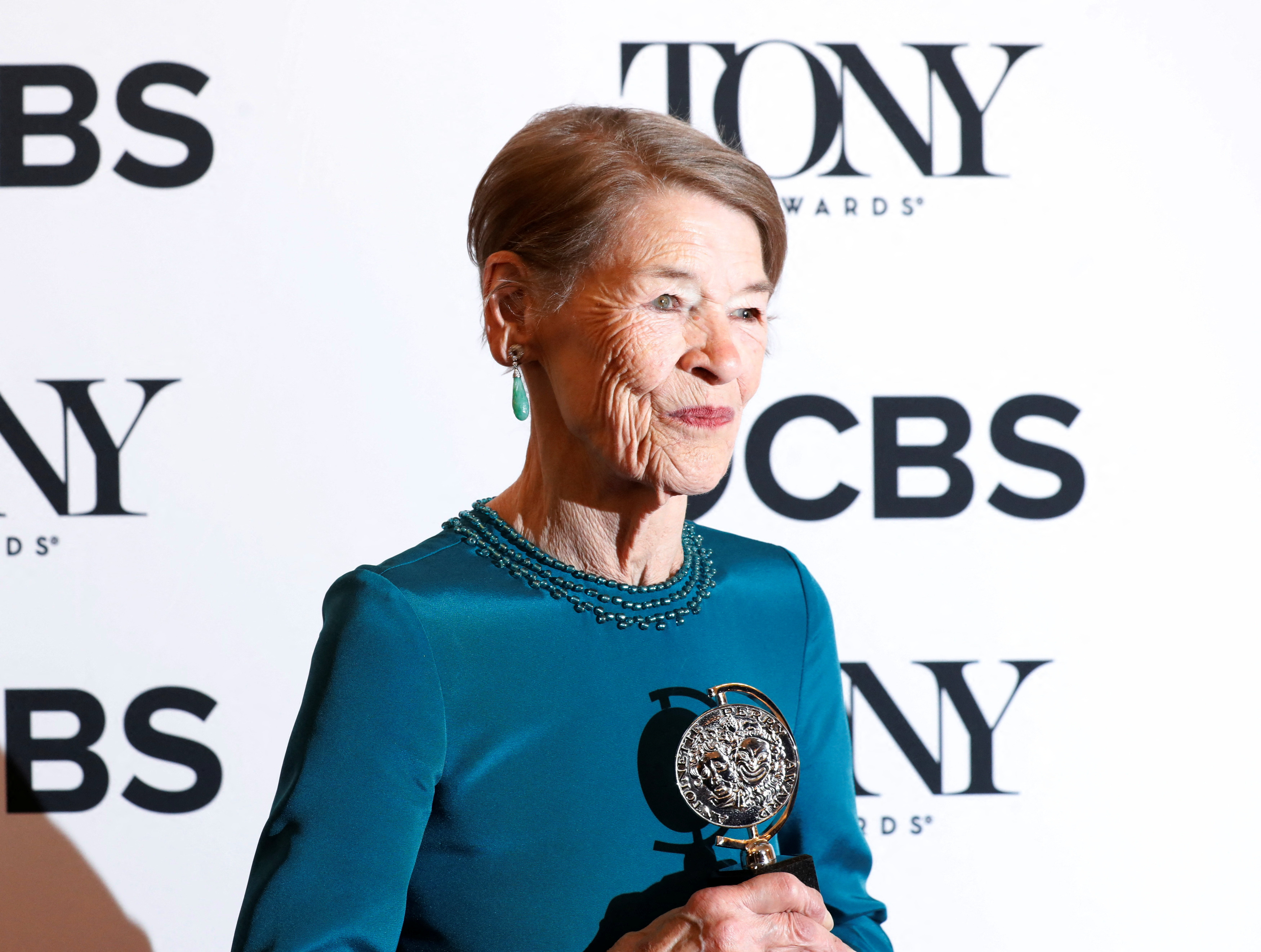 Glenda Jackson posa con su premio a la Mejor interpretación de una actriz protagonista en una obra de teatro por "Three Tall Women", de Edward Albee. REUTERS/Brendan McDermid/Archivo