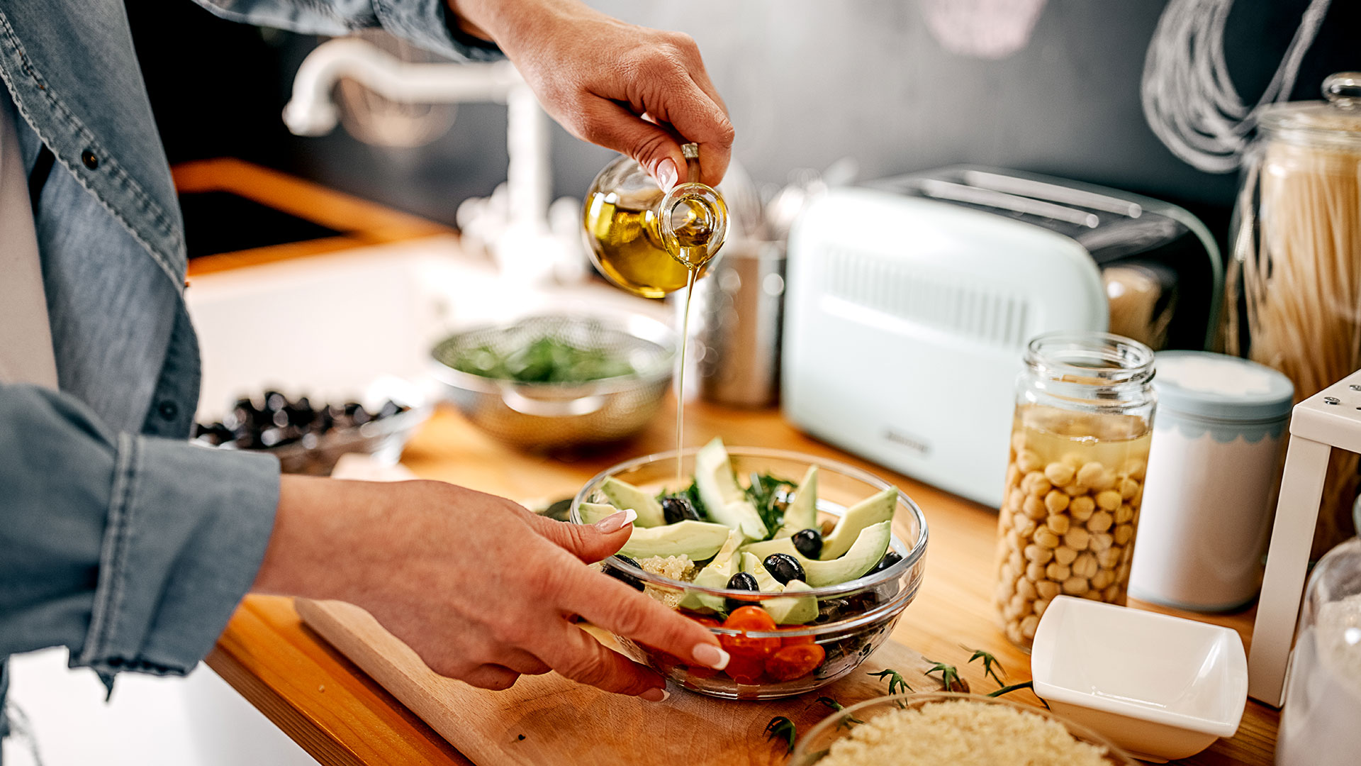 Otro beneficio del aceite de oliva es que previene enfermedades cardiovasculares. Además, ayuda a controlar el sistema hormonal (Getty Images)