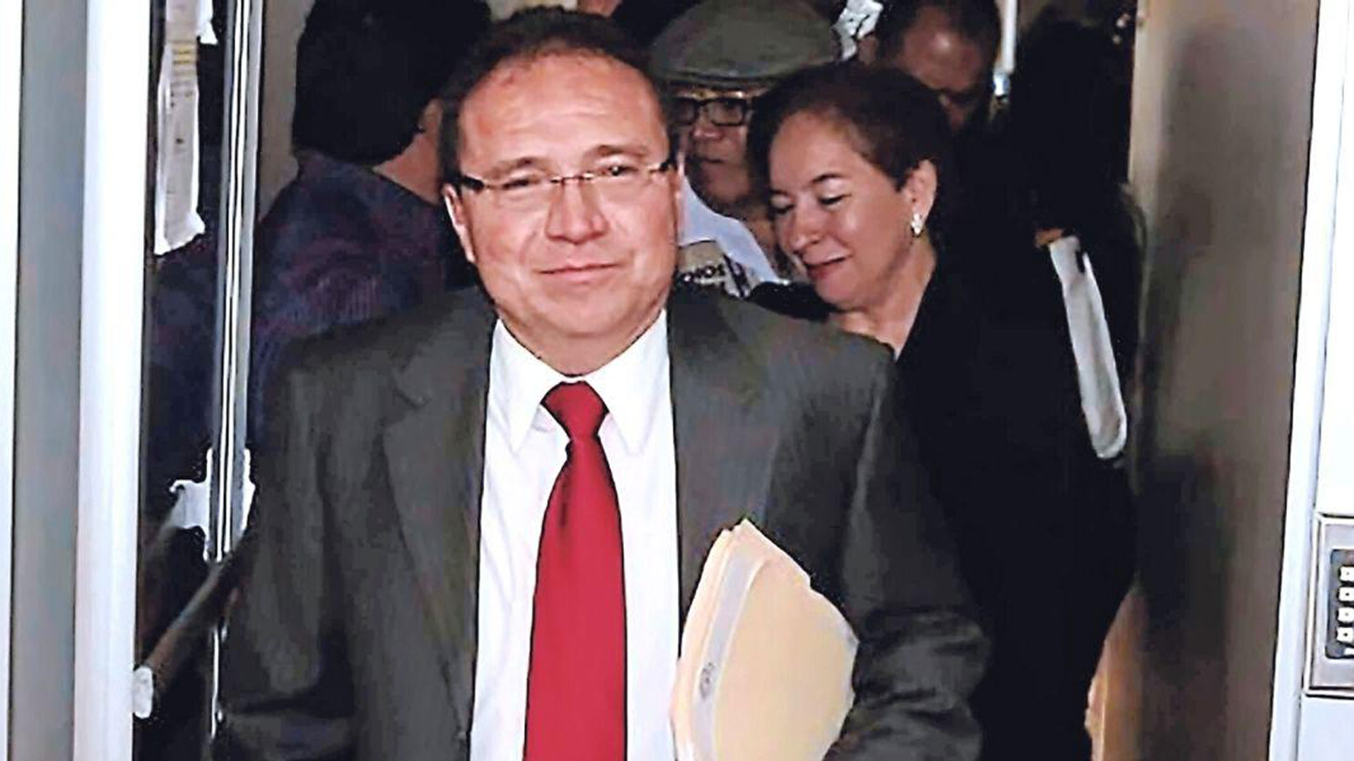 Enrique Flores Lanza fue acusado de actos de corrupción cuando fue funcionario en el gobierno del expresidente Manuel Zelaya, esposo de la presidenta Xiomara Castro. La hermana y la esposa de Flores Lanza aspiran a ser magistradas de la Corte Suprema.