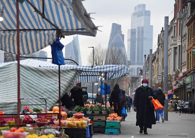 FOTO DE ARCHIVO: Gente en los puestos del mercado, con los rascacielos del distrito financiero de City of London vistos detrás, en Londres, Reino Unido, 15 de enero de 2021. REUTERS/Toby Melville