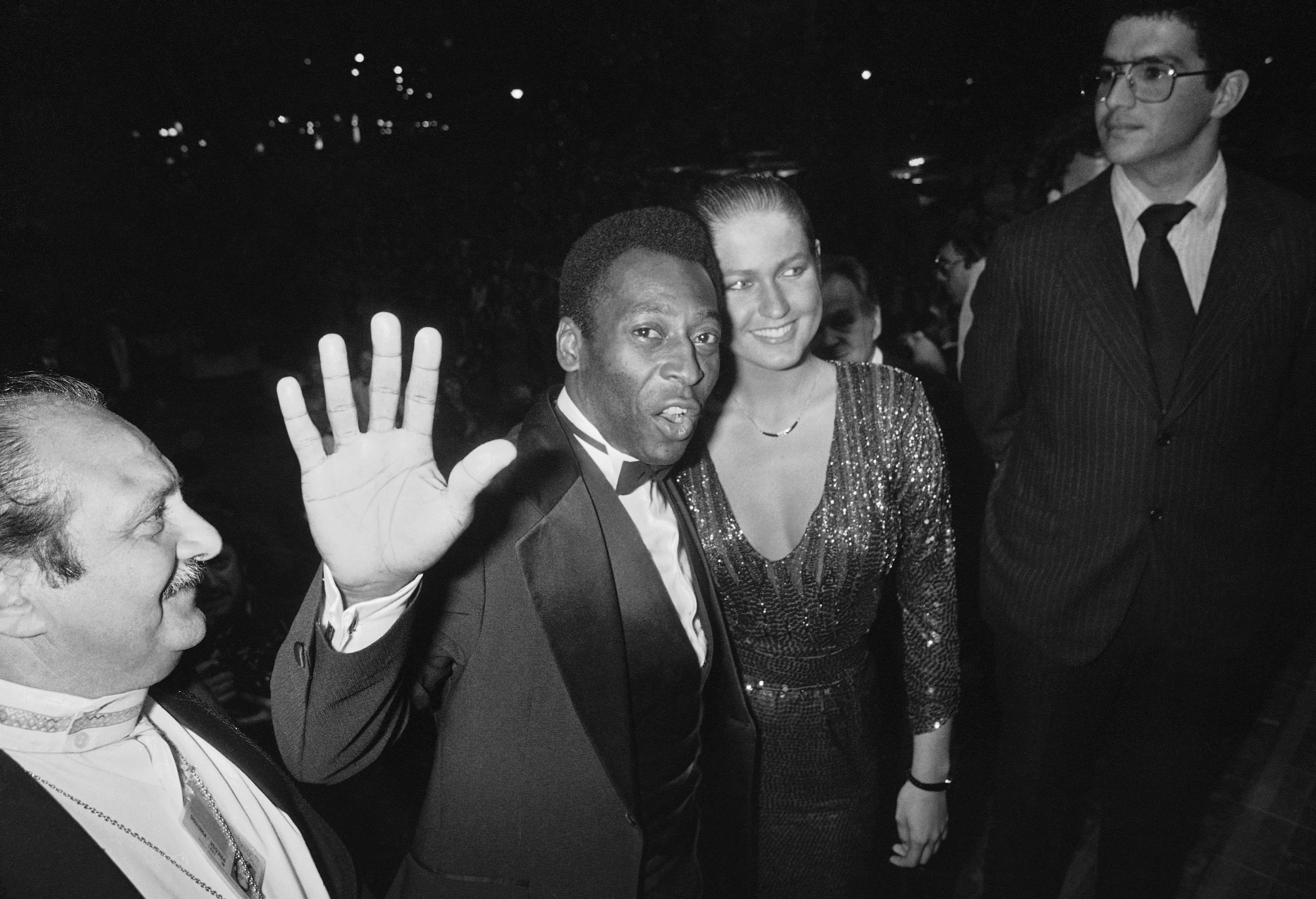 Archivo - El futbolista brasileño Pelé y su novia Xuxa llegan para ver la proyección de la película española Carmen, dirigida por Carlos Saura, durante el festival de cine de Cannes, Francia, el 15 de mayo de 1983 (AP Foto, Archivo)