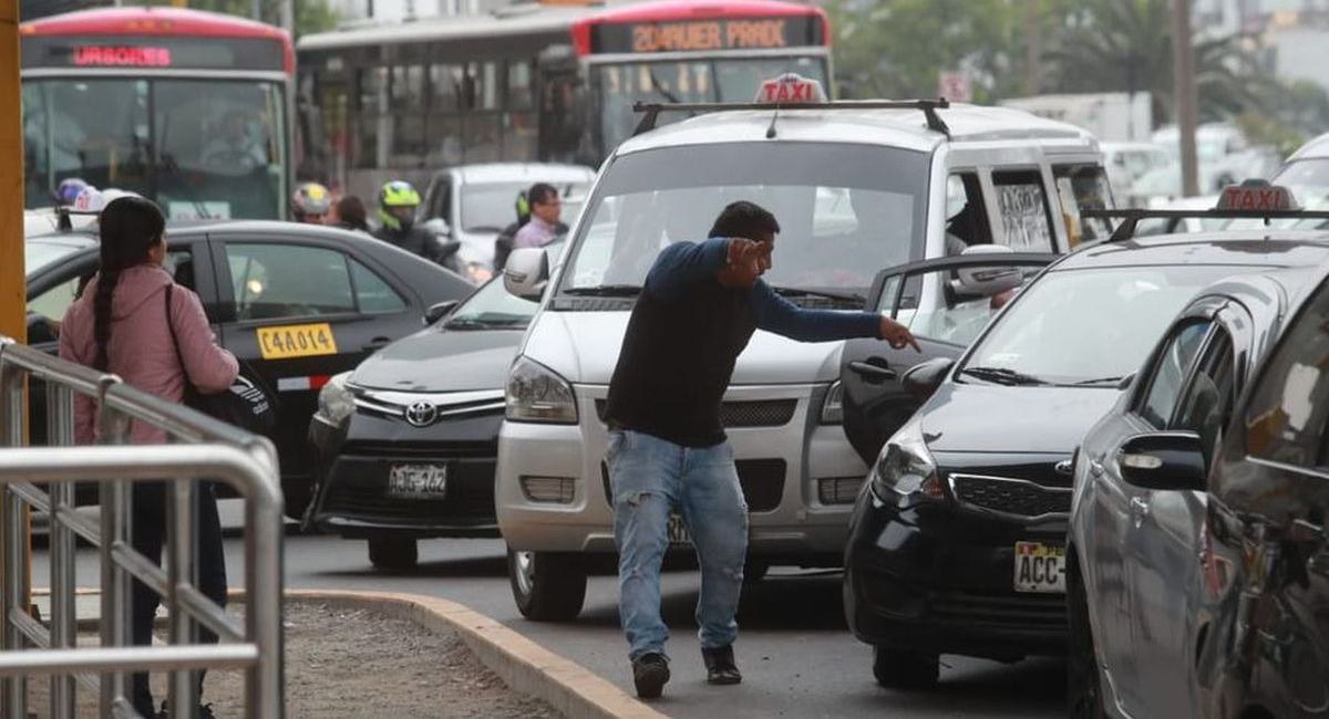 Vecinos están cansados por el desorden que ocasiones los colectivos en el paradero de Puente Atocongo