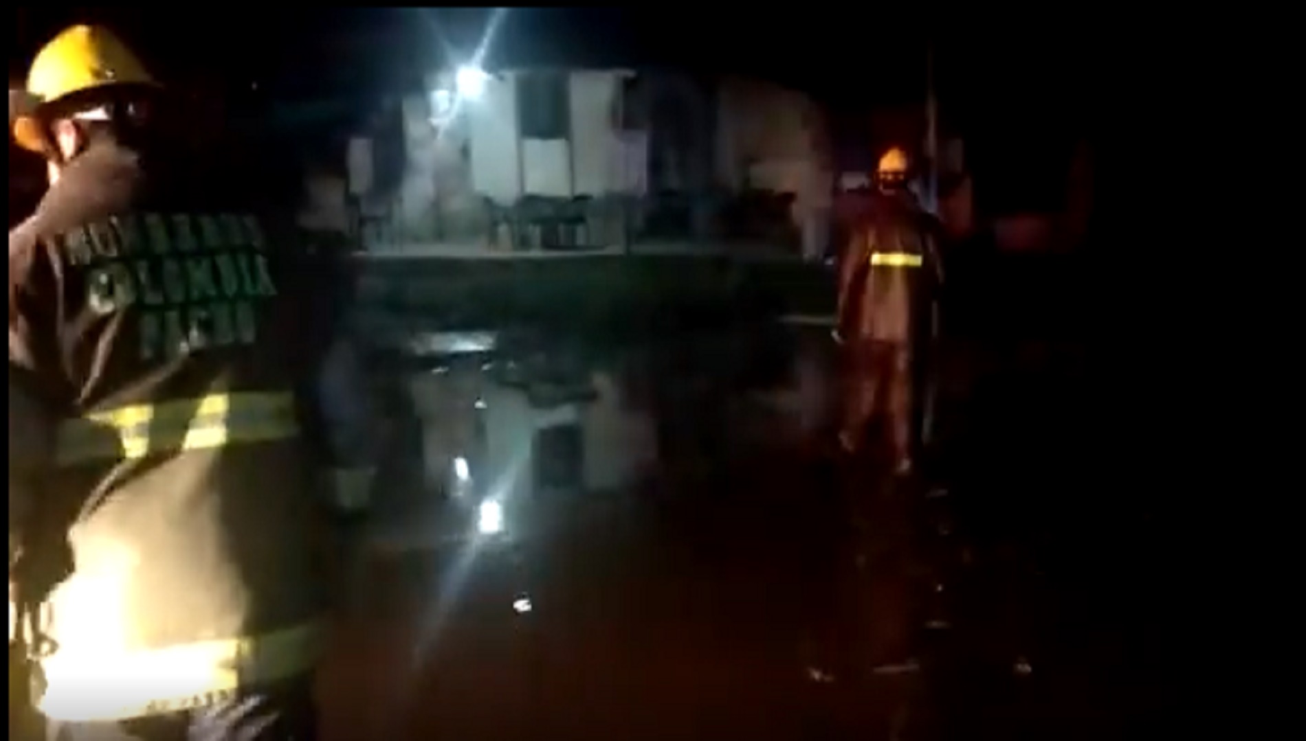 Captura de pantalla de Bomberos de Pacho (Cund.) en acción durante desbordamiento de río aledaño al municipio