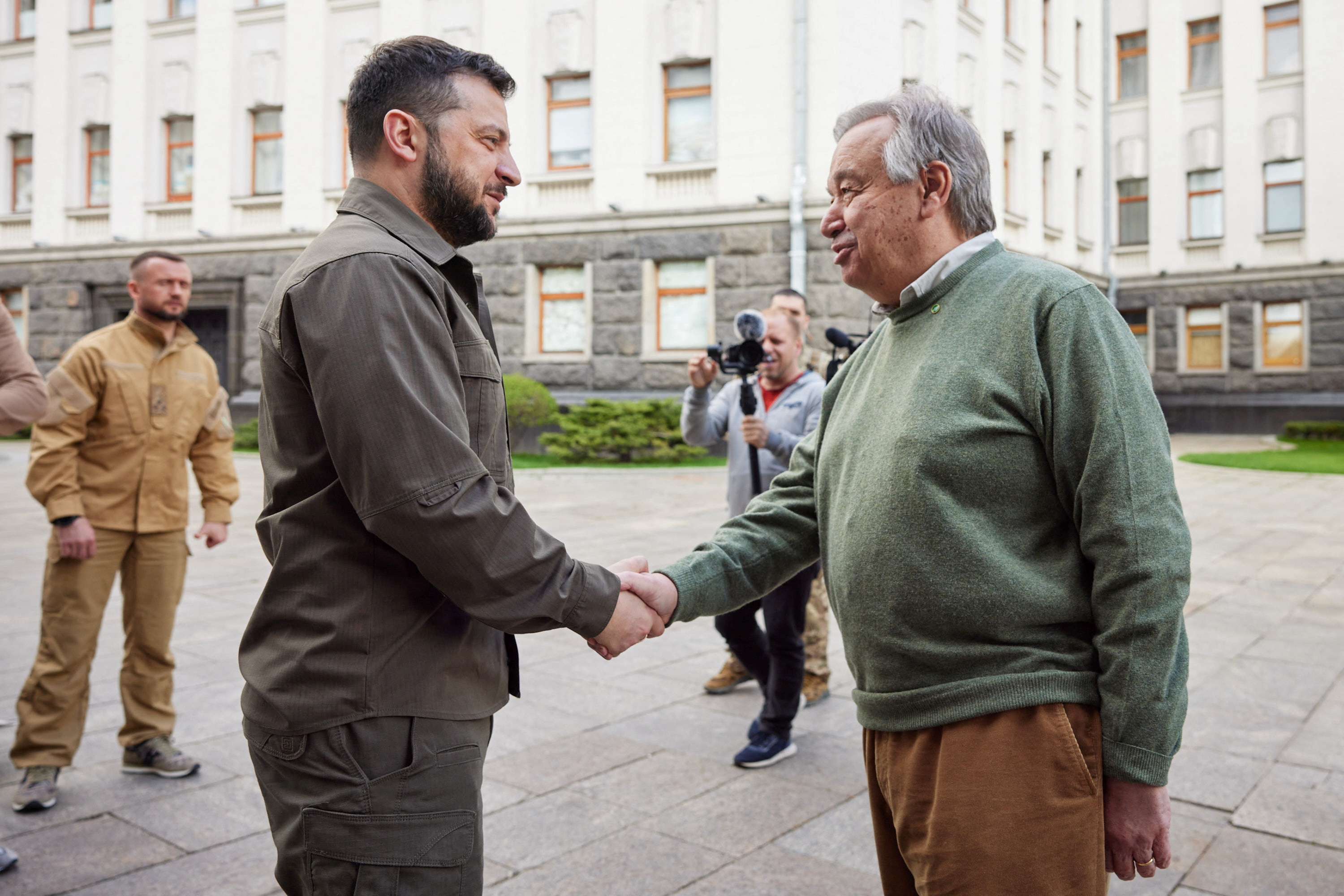 El presidente de Ucrania, Volodymyr Zelensky, da la bienvenida al secretario general de la ONU, Antonio Guterres, antes de su reunión, mientras continúa el ataque de Rusia contra Ucrania, en Kiev, Ucrania, el 28 de abril de 2022. Ukrainian Presidential Press Service/Handout via REUTERS 
