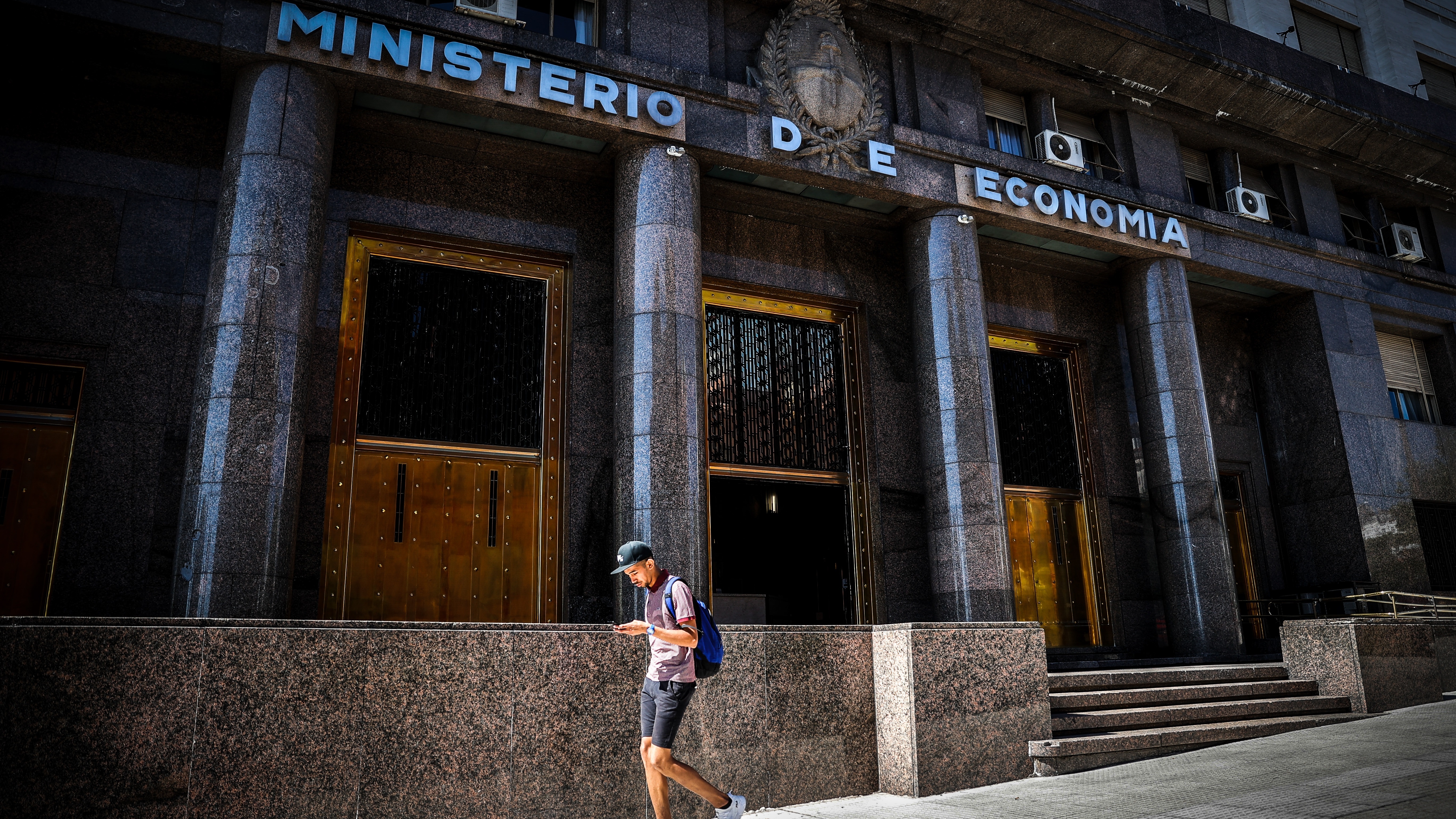 Una persona camina frente al Ministerio de Economía hoy en la ciudad de Buenos Aires (Argentina). EFE/Juan Ignacio Roncoroni
