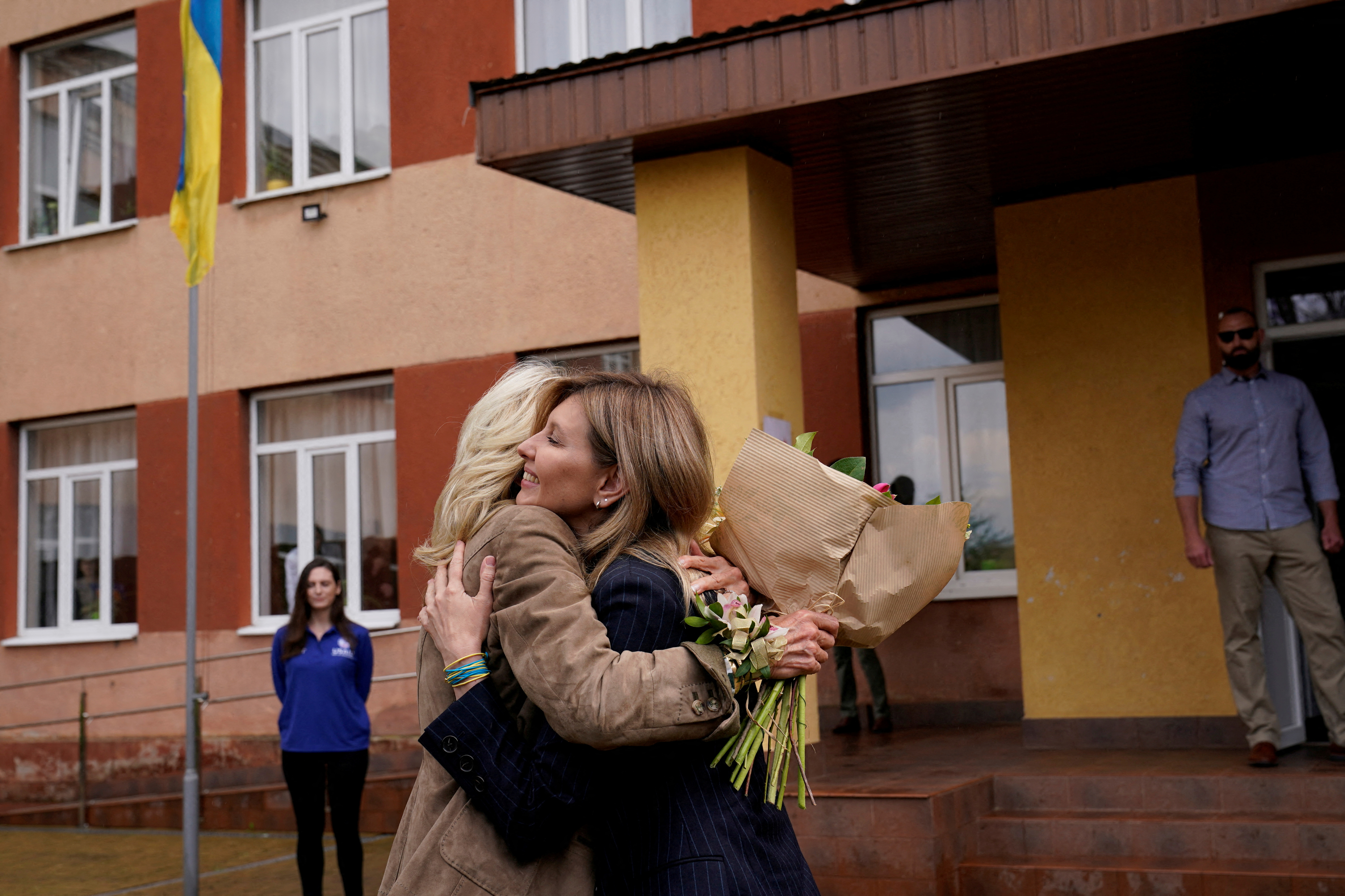El abrazo entre Jill Biden y Olena Zelenska, (Susan Walsh/REUTERS)