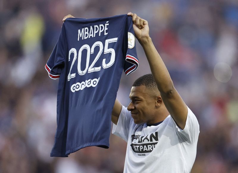 La prensa de Francia sostiene que Mbappé firmó con el PSG hasta 2024 y que tiene una opción a su favor para extender el vínculo por un año más (REUTERS/Christian Hartmann)