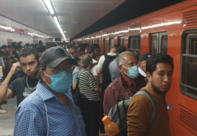 Users on social networks reported crowds and slow Metro service after activation of the seismic alert.  Photo: Twitter, @patinoldf
