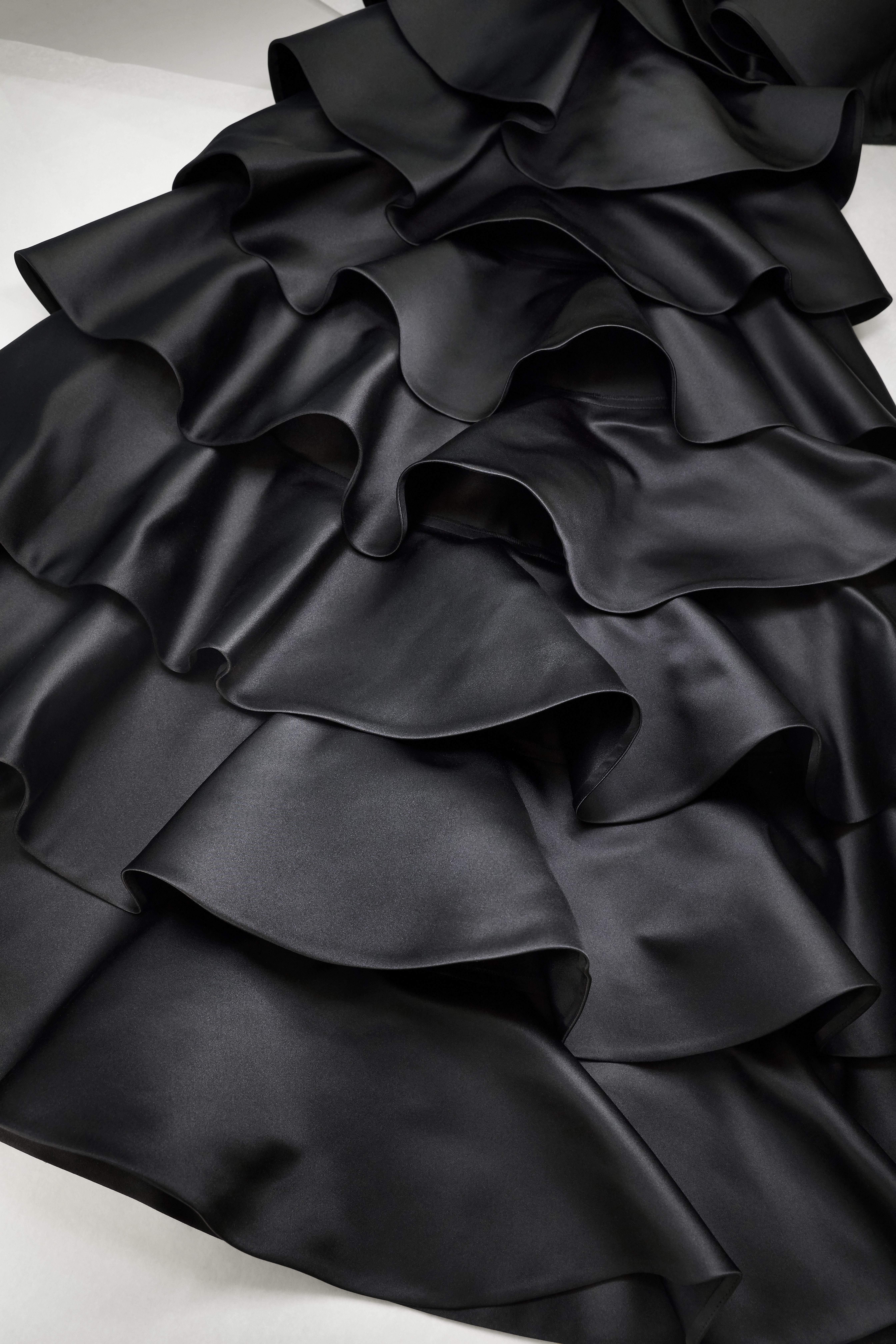 El vestido estructurado contrastó con una capa con volados hasta el suelo (Gregoire Viellie)