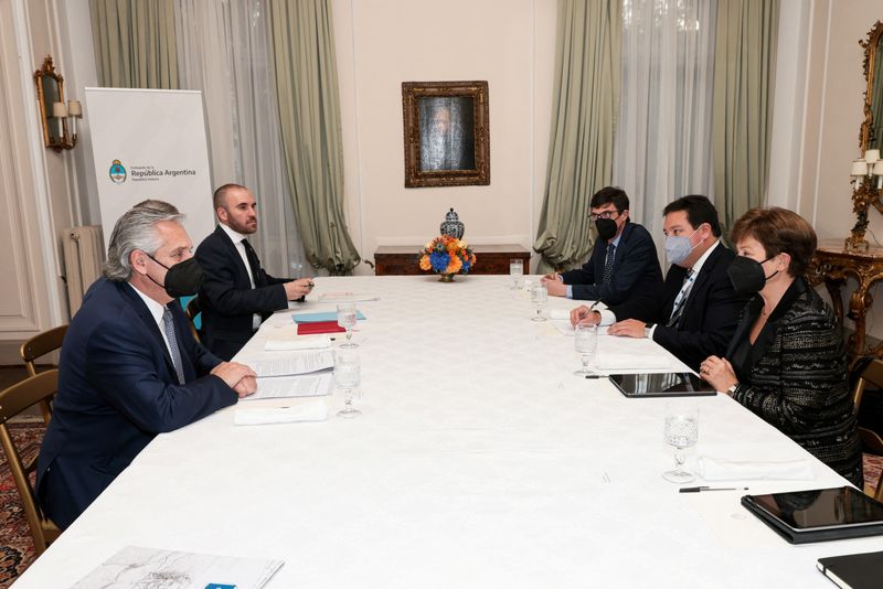 Alberto Fernández y el ministro Guzmán se reunieron con Georgieva en Roma, el 30 de octubre de 2021 (Reuters)
