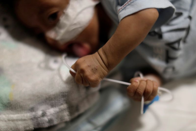 Un niño de la comunidad indígena wichi sujeta su sonda de alimentación en un hospital en Tartagal, en la provincia de Salta, Argentina. 26 de febrero, 2020 (REUTERS/Ueslei Marcelino)