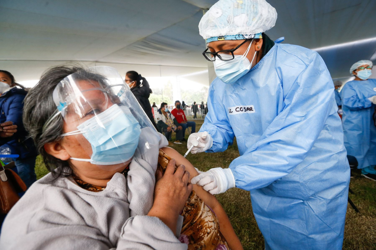 El Minsa continúa con la campaña de vacunación contra el COVID-19 y la influenza en 26 locales. (Andina)