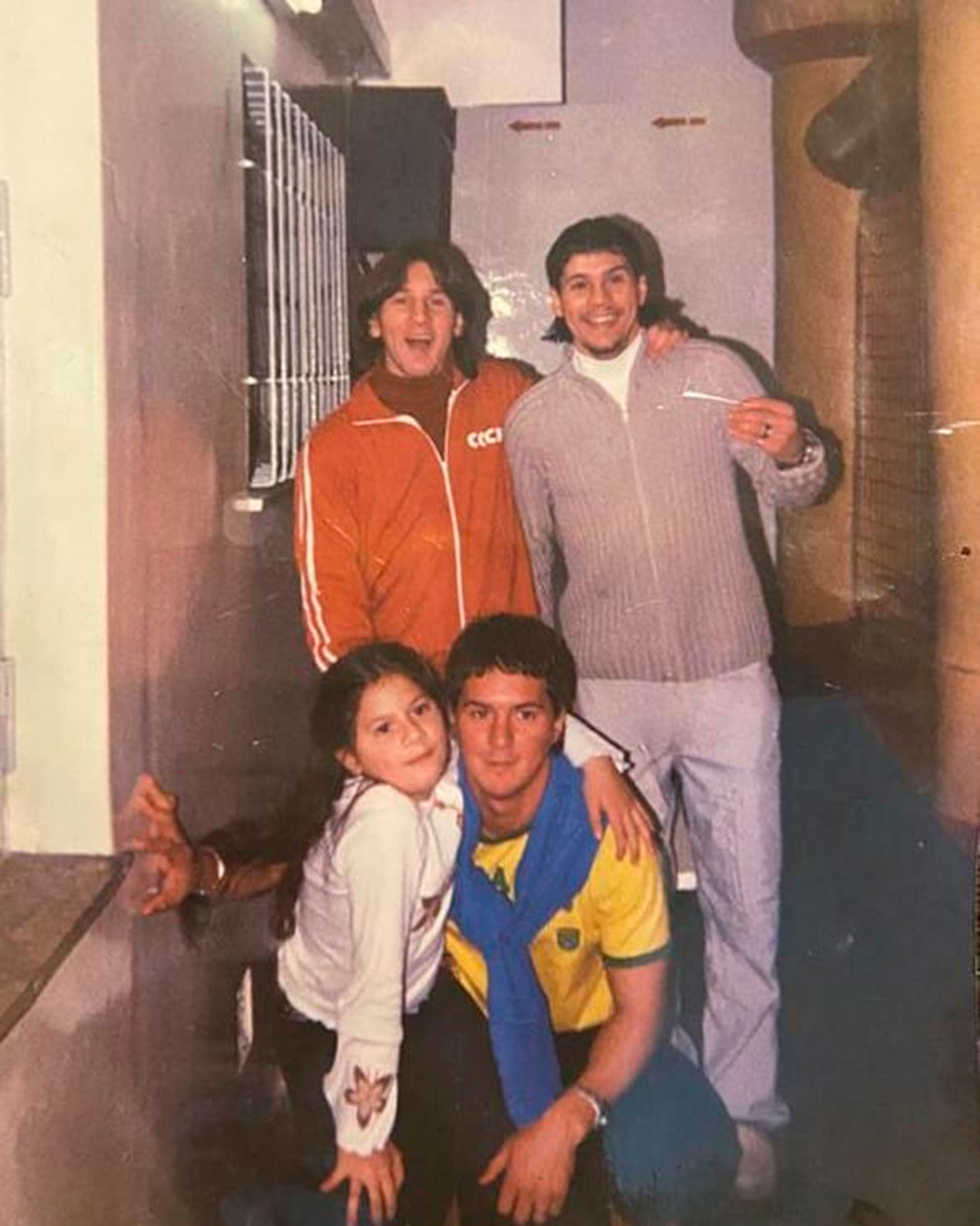 Los cuatro hermanos Messi, incluida la menor María Sol (Rodrigo, en cuclillas junto a ella)