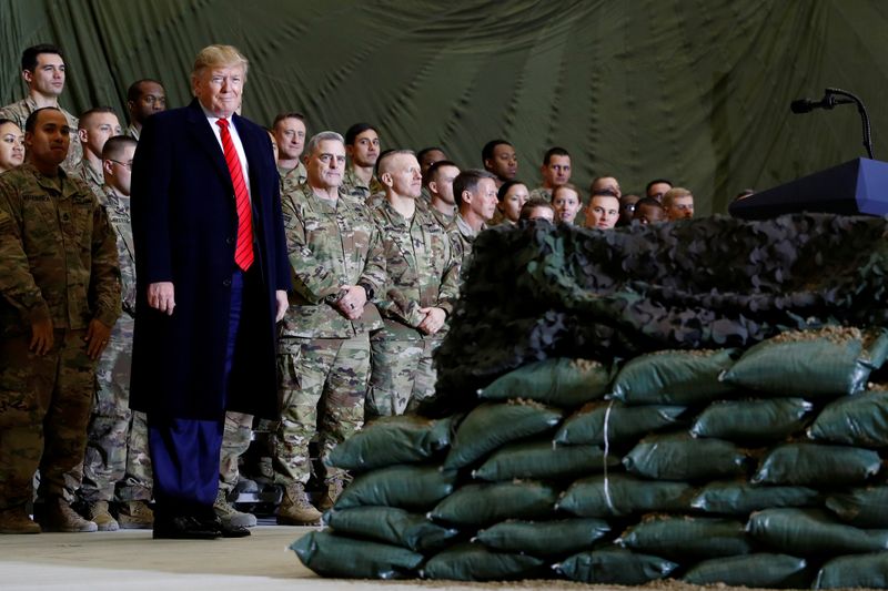 FOTO DE ARCHIVO. El presidente de Estados Unidos, Donald Trump, hace comentarios a las tropas estadounidenses en una visita no anunciada a la base aérea de Bagram, Afganistán. 28 de noviembre de 2019. REUTERS/Tom Brenner
