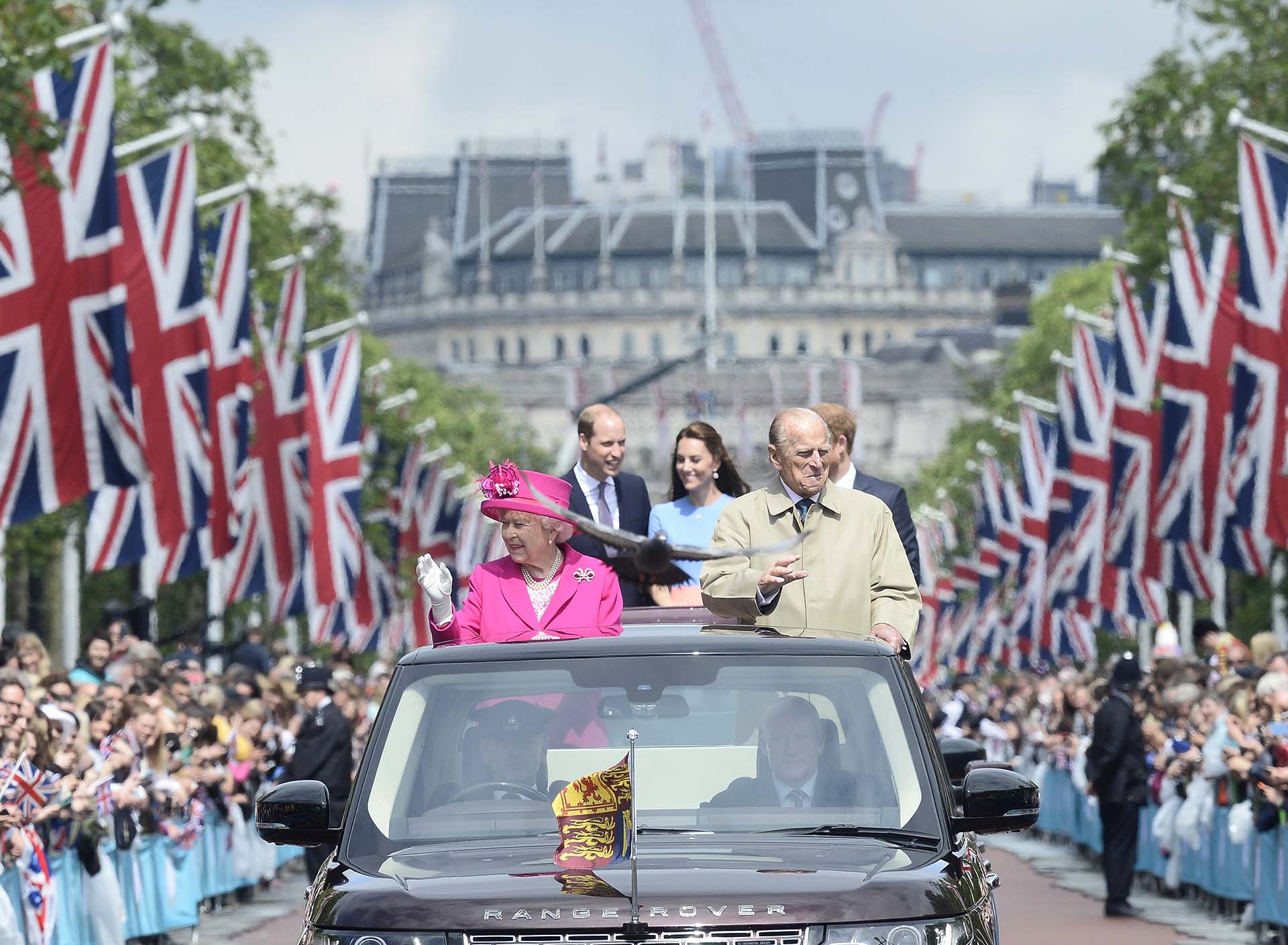 Un paseo en familia mientras saluda a su pueblo. En 2024, Isabel II podría desbancar a Luis XIV, quien ostenta el reinado más duradero de la historia
