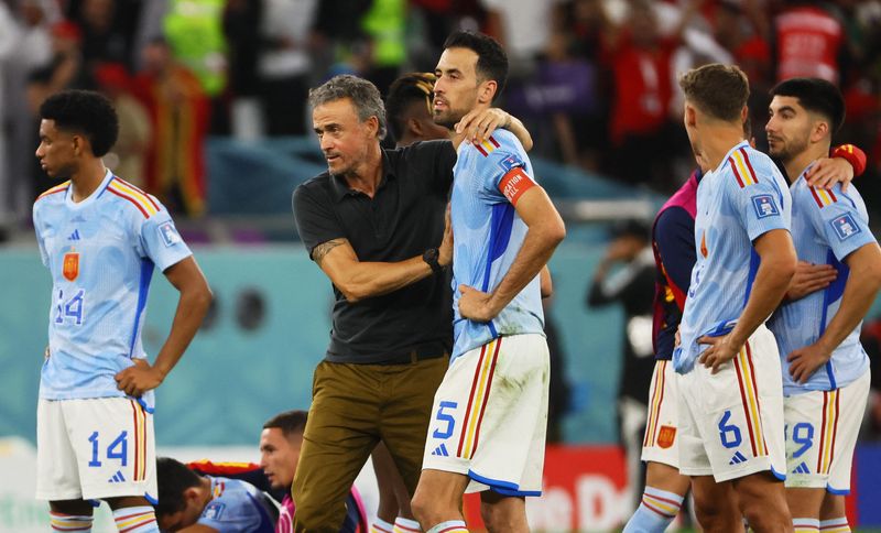 Luis Enrique consuela a sus futbolistas (REUTERS/Wolfgang Rattay)