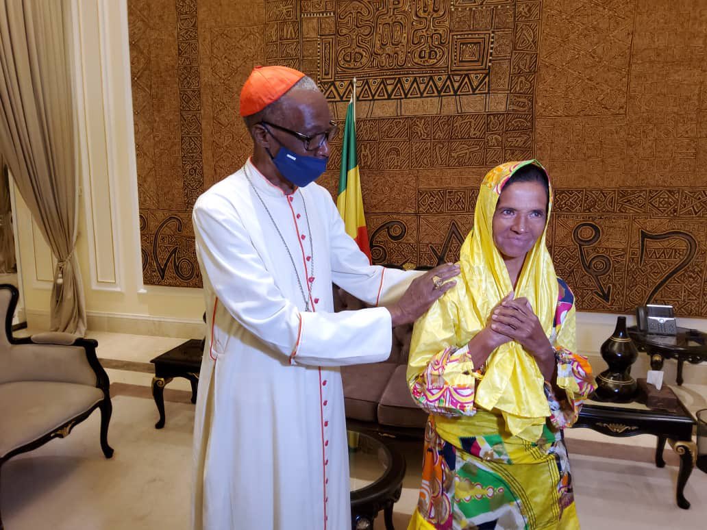 Primera imagen de la religiosa colombiana Gloria Cecilia Narváez, liberada en Mali tras 4 años de cautiverio Crédito: @PresidenceMali