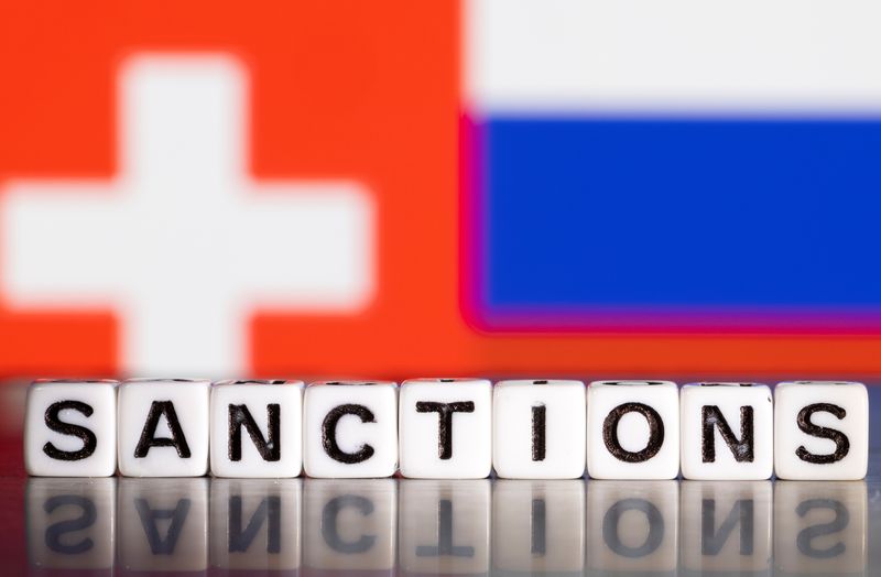 FOTO DE ARCHIVO. Imagen de ilustración de letras de plástico en las que se lee "Sanciones" delante de los colores de las banderas de Suiza y Rusia. 28 de febrero de 2022. REUTERS/Dado Ruvic
