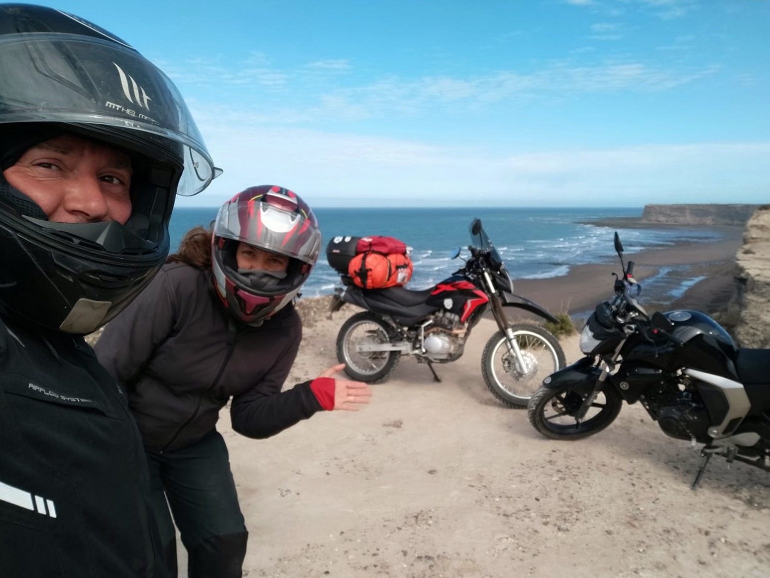 La motoquera y el ciclista combinan sus estilos de vida y aprovechan su compatibilidad para seguir soñando: el tramo a futuro será Argentina-Alaska (Instagram @porlatierrayelmar)