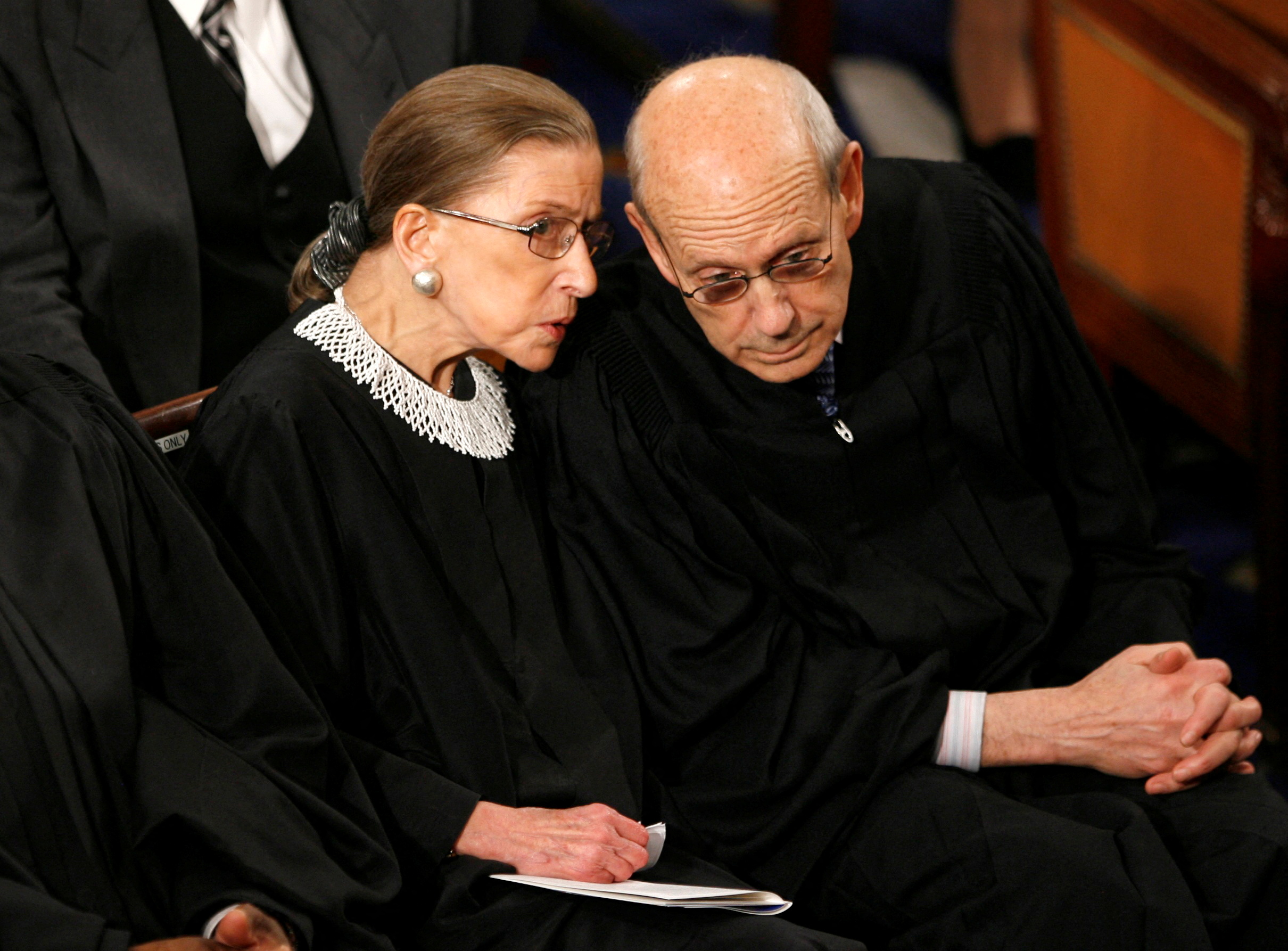 Los jueces de la Corte, Stephen Breyer  y Ruth Bader Ginsburg    (REUTERS/Kevin Lamarque/File Photo)