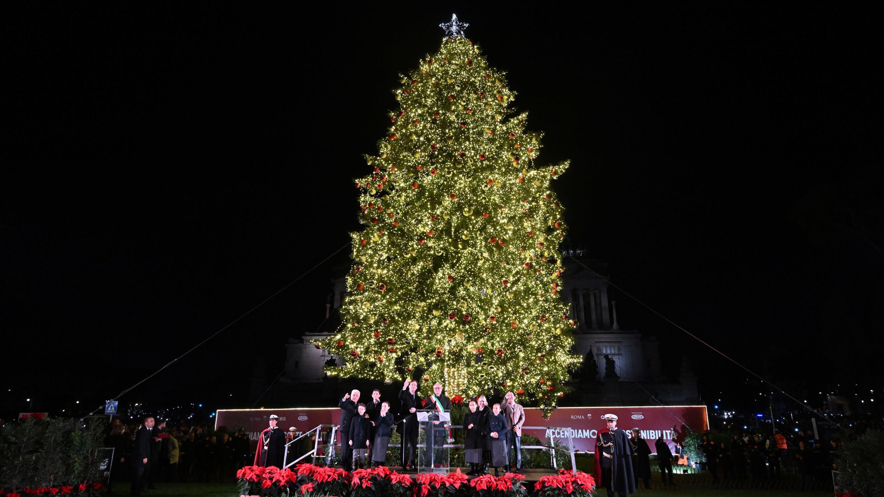 Roma encendió su árbol de Navidad ecológico y desató la polémica
