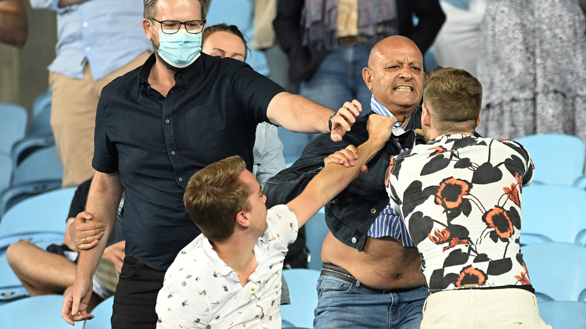 Los tres hombres sin mascarillas fueron expulsados del estadio (AFP)
