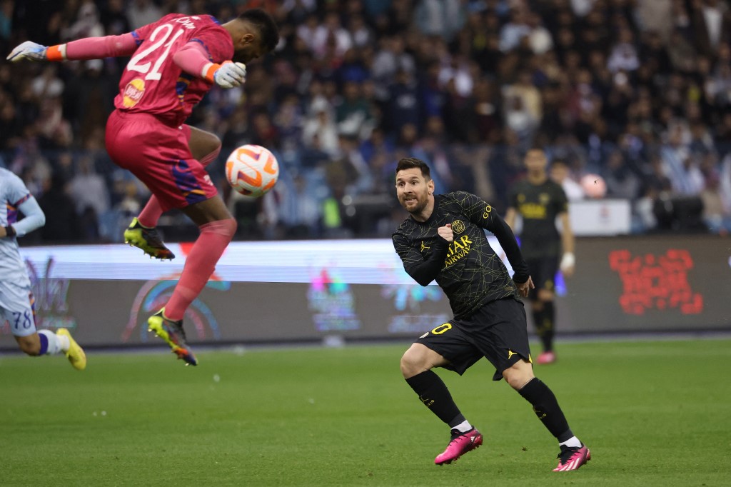 Lionel Messi define ante la salida del arquero (Photo by Giuseppe CACACE / AFP)