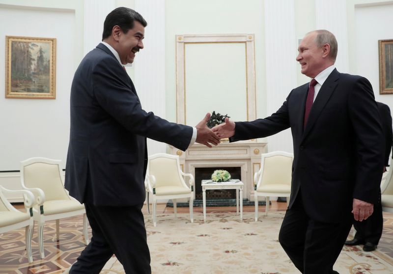 Vladimir Putin le da la mano a Nicolás Maduro (REUTERS)