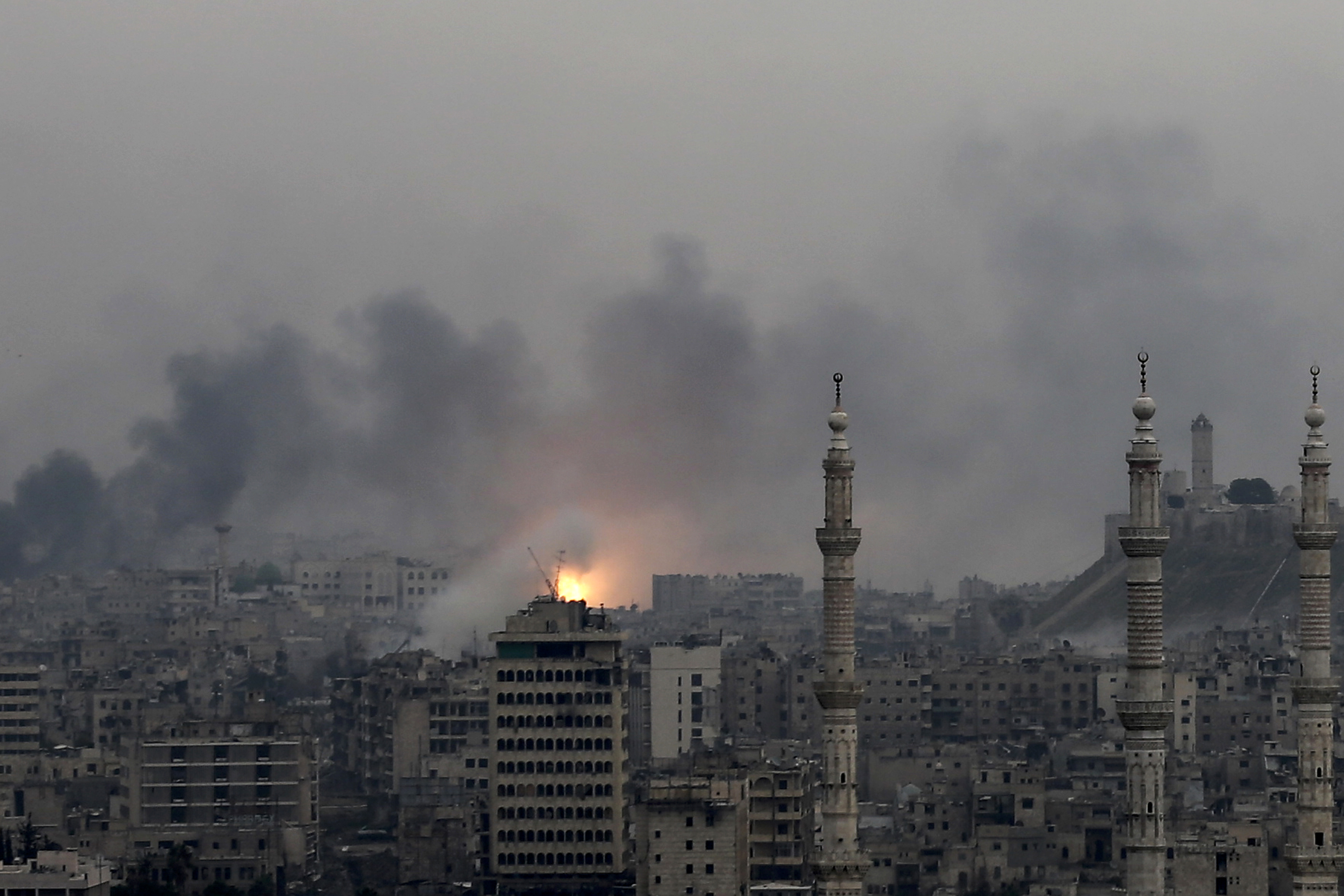 Una bola de fuego se eleva luego de un ataque aéreo del gobierno sirio que golpeó posiciones rebeldes en los barrios del este de Alepo, Siria, el 5 de diciembre de 2016. (AP Photo/Hassan Ammar)