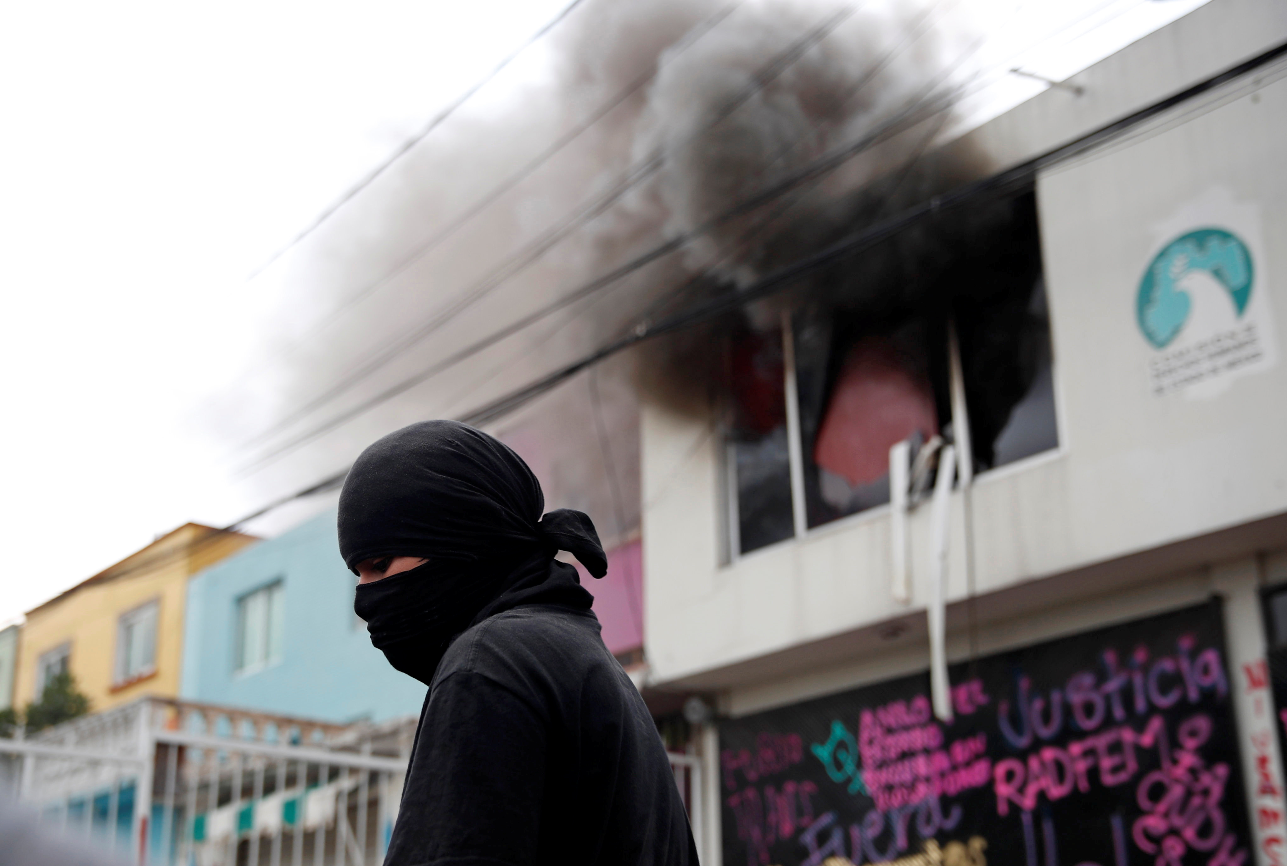 Se ve humo de un incendio luego de que miembros de un colectivo feminista vandalizaran las instalaciones de la comisión de derechos humanos del estado de México, en apoyo a víctimas de violencia de género, en Ecatepec, Estado de México, México el 11 de septiembre de 2020.