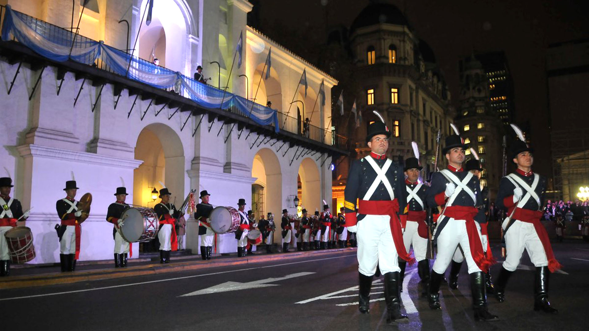 Cambio de guardia del Regimiento de Patricios, una de las atracciones en el Cabildo (@MindefArg)