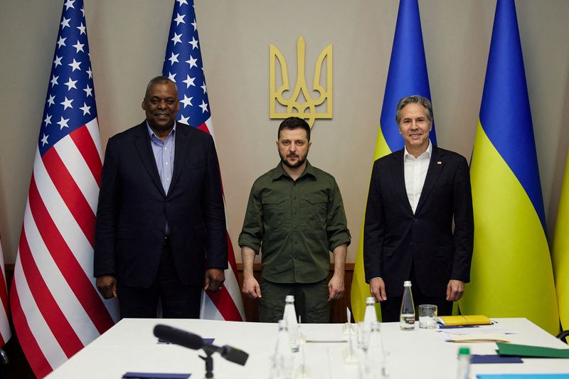El presidente de Ucrania, Volodímir Zelenski, con el secretario de Estado de Estados Unidos, Antony Blinken, y el secretario de Defensa de Estados Unidos, Lloyd Austin, en Kiev