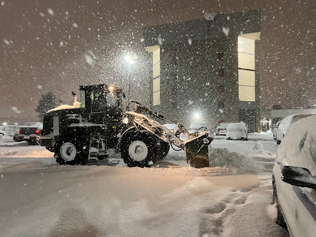 Un soldado de la Guardia Nacional del Ejército de Nueva York usa un cargador frontal para quitar la nieve del estacionamiento en Cheektowaga, Nueva York.
