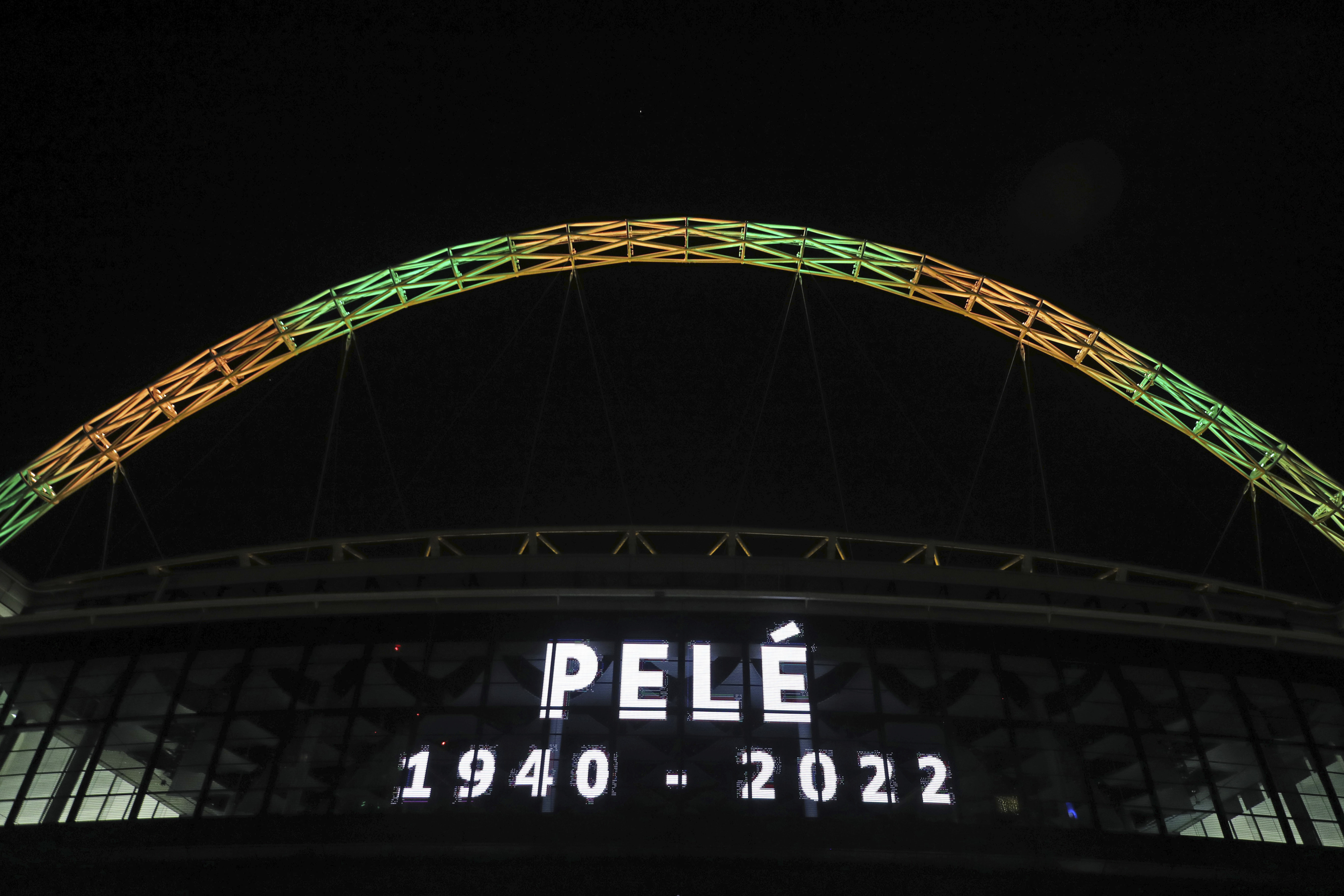 El Estadio Wembley, en Londres, también se sumó a esta iniciativa y encendió su arco de luces con los colores de la bandera brasileña, verde y amarillo, para recordar a “O Rei” en el día de su fallecimiento.  (AP)