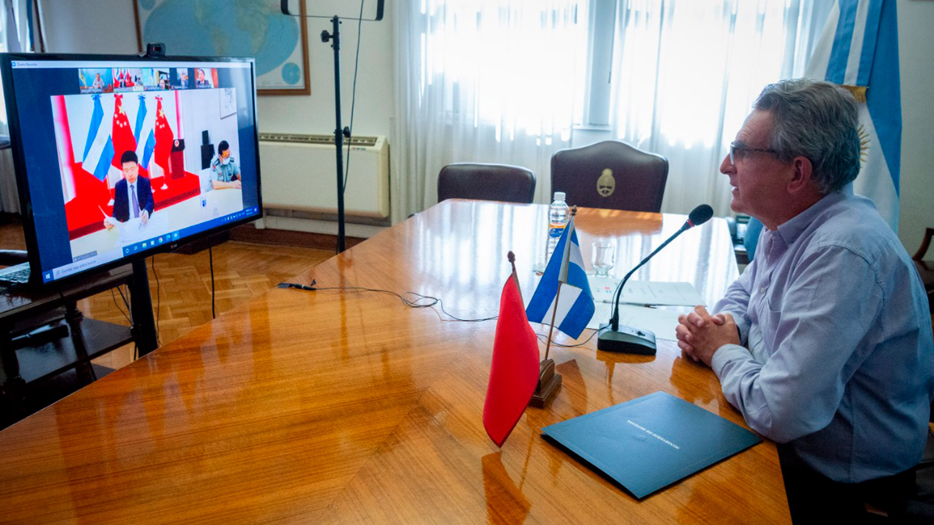 Agustín Rossi mantuvo un encuentro virtual con Zou Xiaoli,embajador de China en Argentina