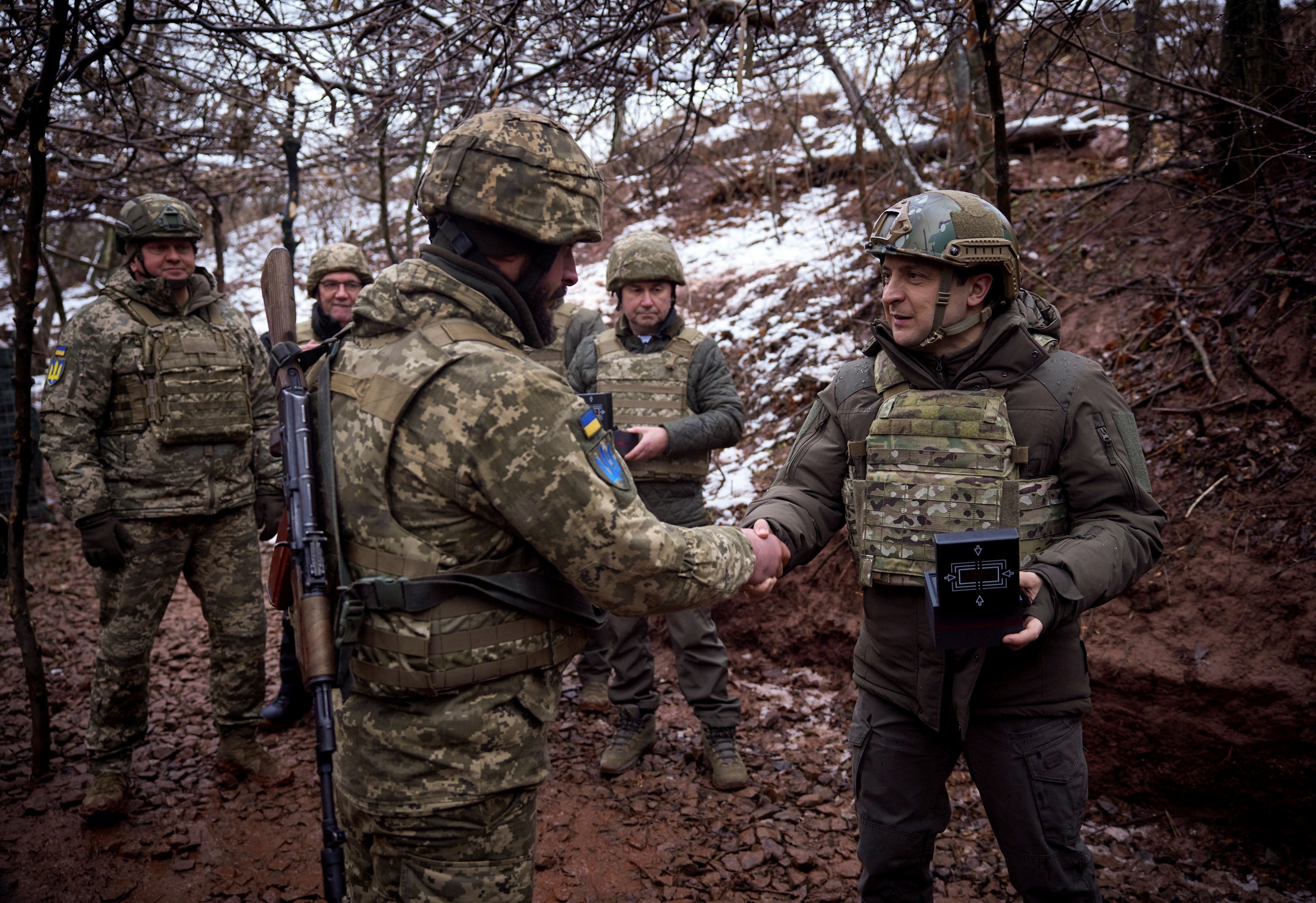 El presidente ucraniano Volodymyr Zelensky visitando posiciones en la línea del frente, en la región de Donetsk, Ucrania (Foto: Reuters)
