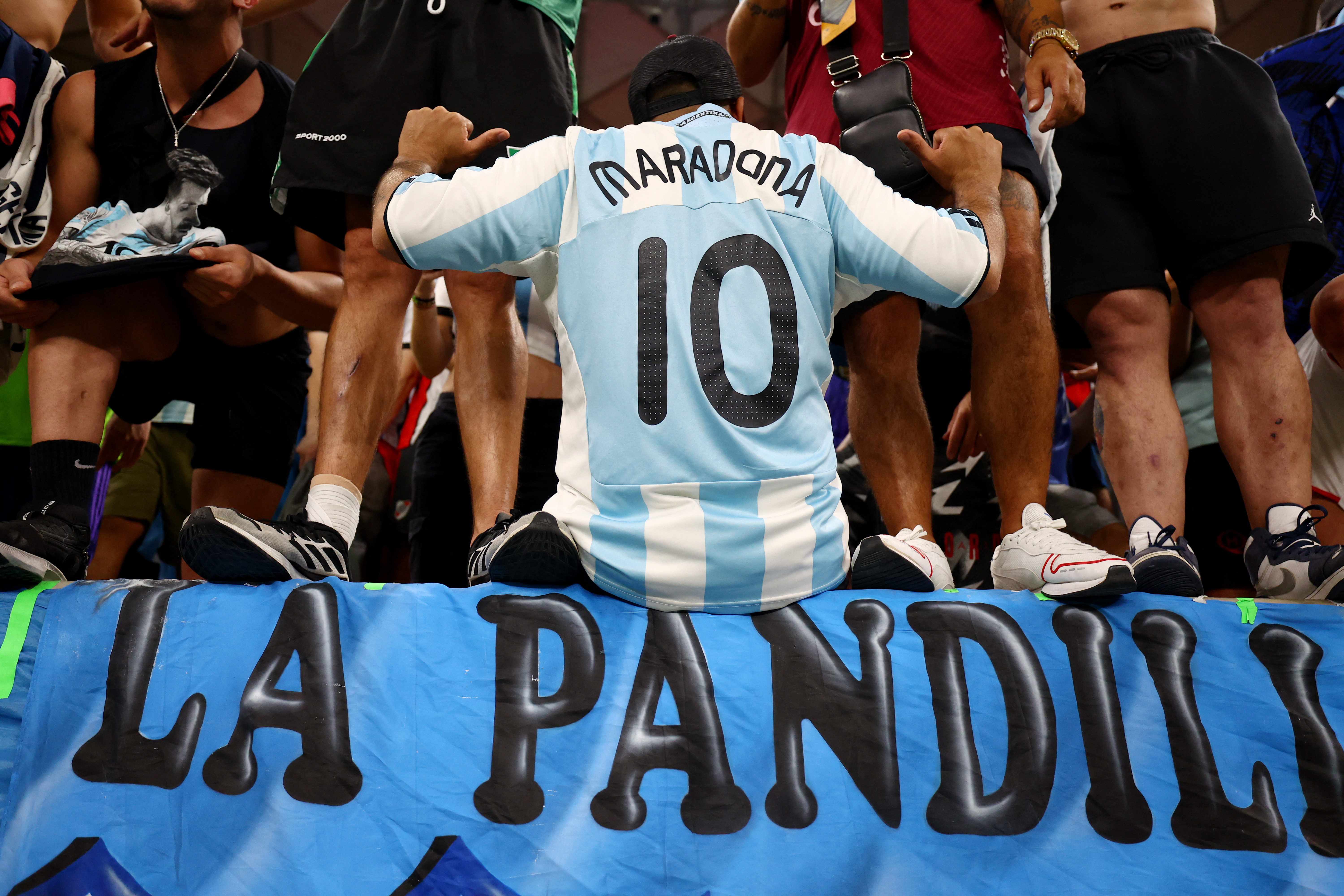 Un hincha con la camiseta de Maradona en las tribunas del estadio Lusail (REUTERS/Molly Darlington)