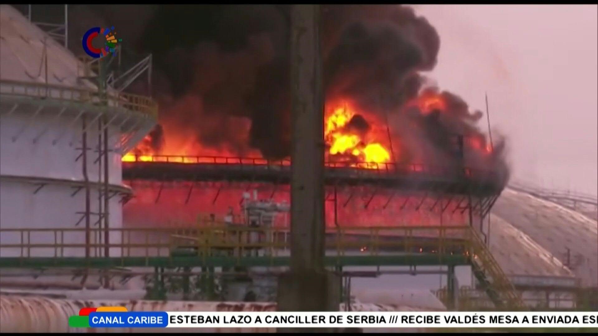 La ciudad de Matanzas, en el oeste de Cuba, vive con angustia el sábado ante el incendio de dos tanques de petróleo en una zona industrial que hasta el momento deja una veintena de desaparecidos y decenas de heridos por quemaduras.