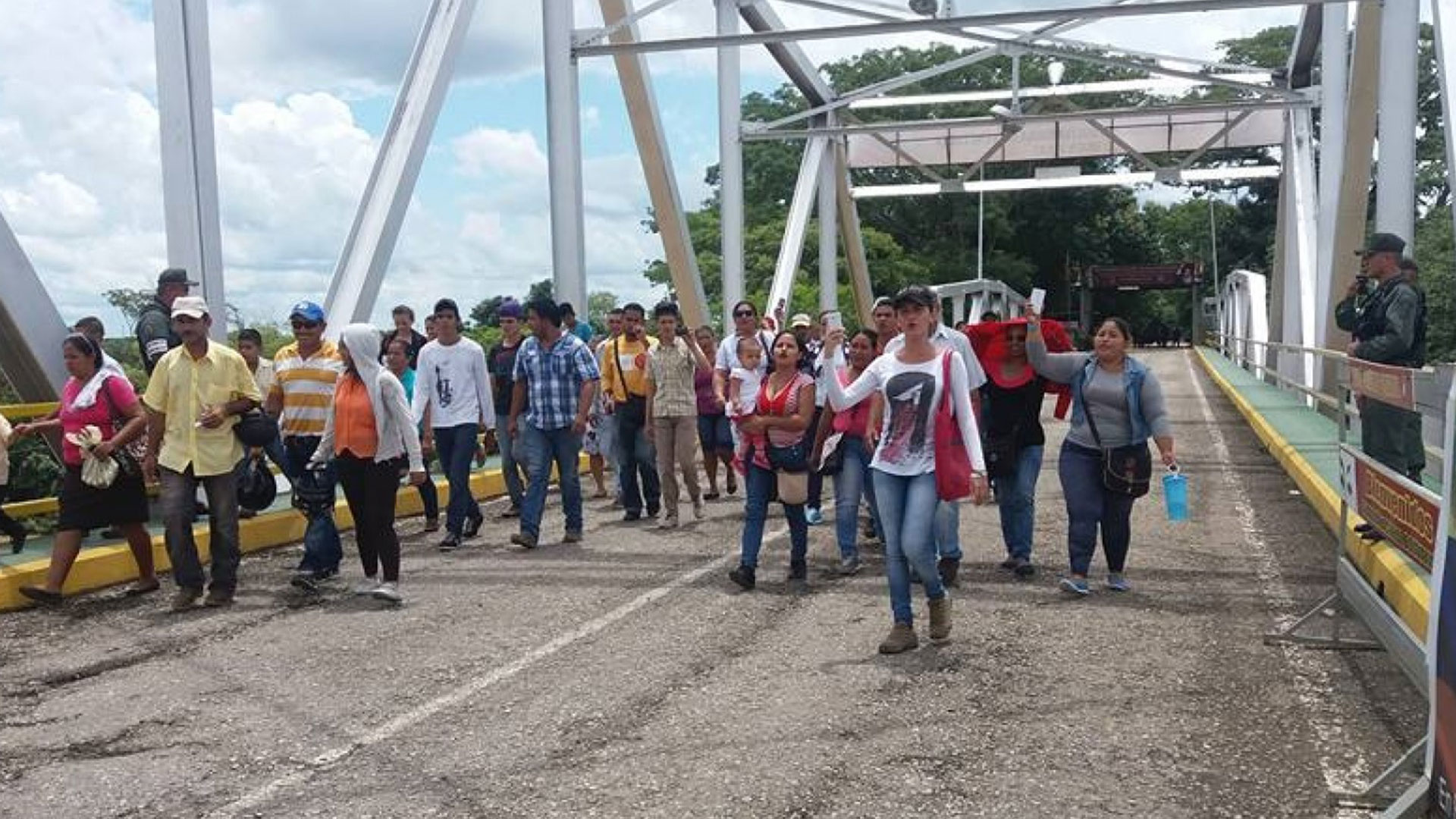 Migrantes venezolanos pasando de Arauca colombiano a Venezuela