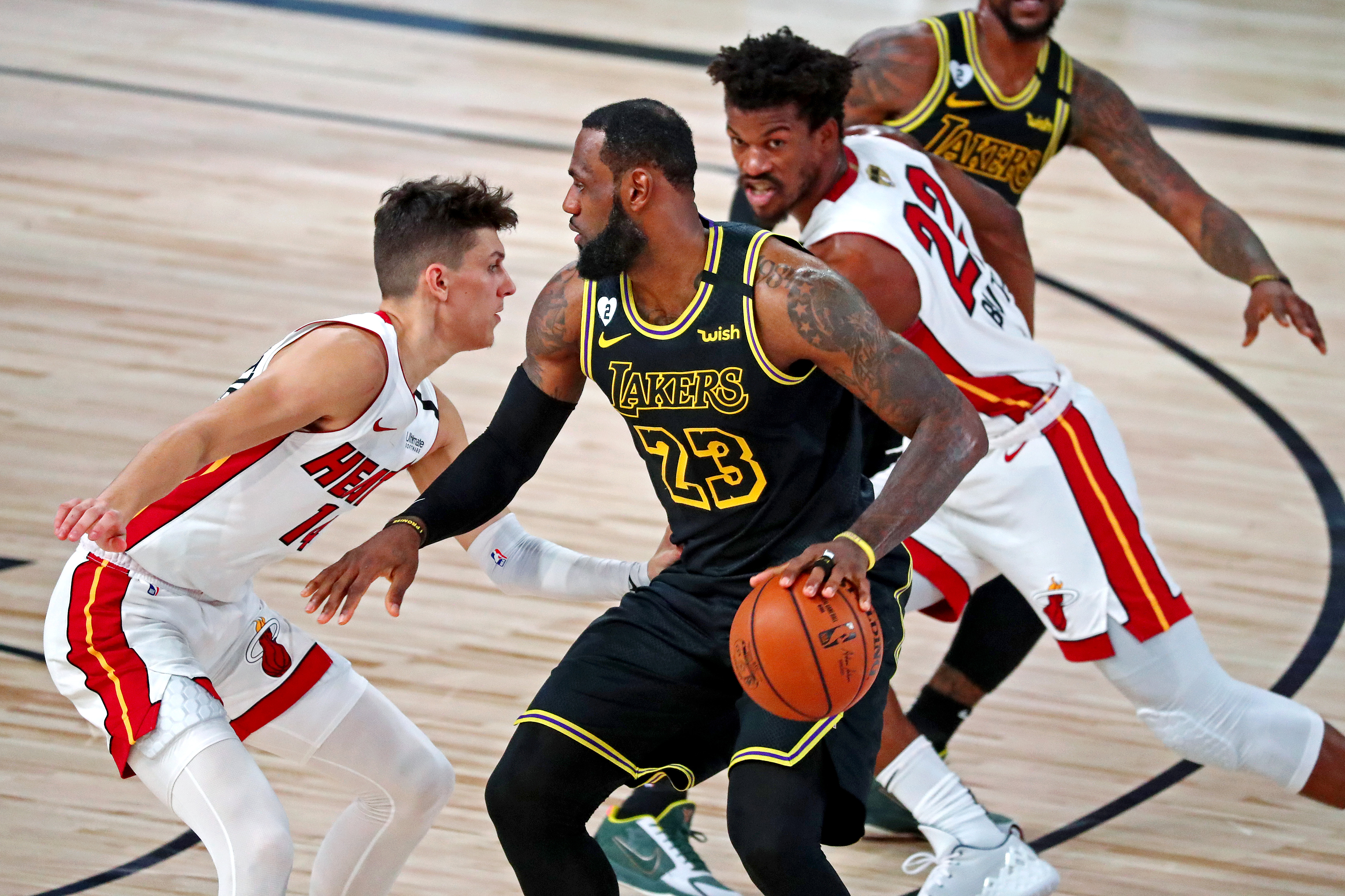 En un final atrapante, Miami Heat superó a los Lakers de LeBron James y estiró la definición por el título de la NBA