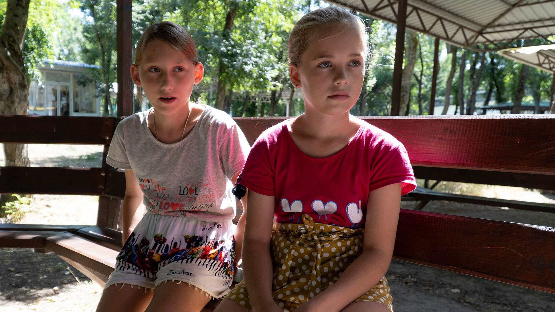 Los niños ucranianos Olesya Lyadchenko, a la izquierda, y Yaroslava Rogachyova asisten a un campamento en Zolotaya Kosa (AP Photo)