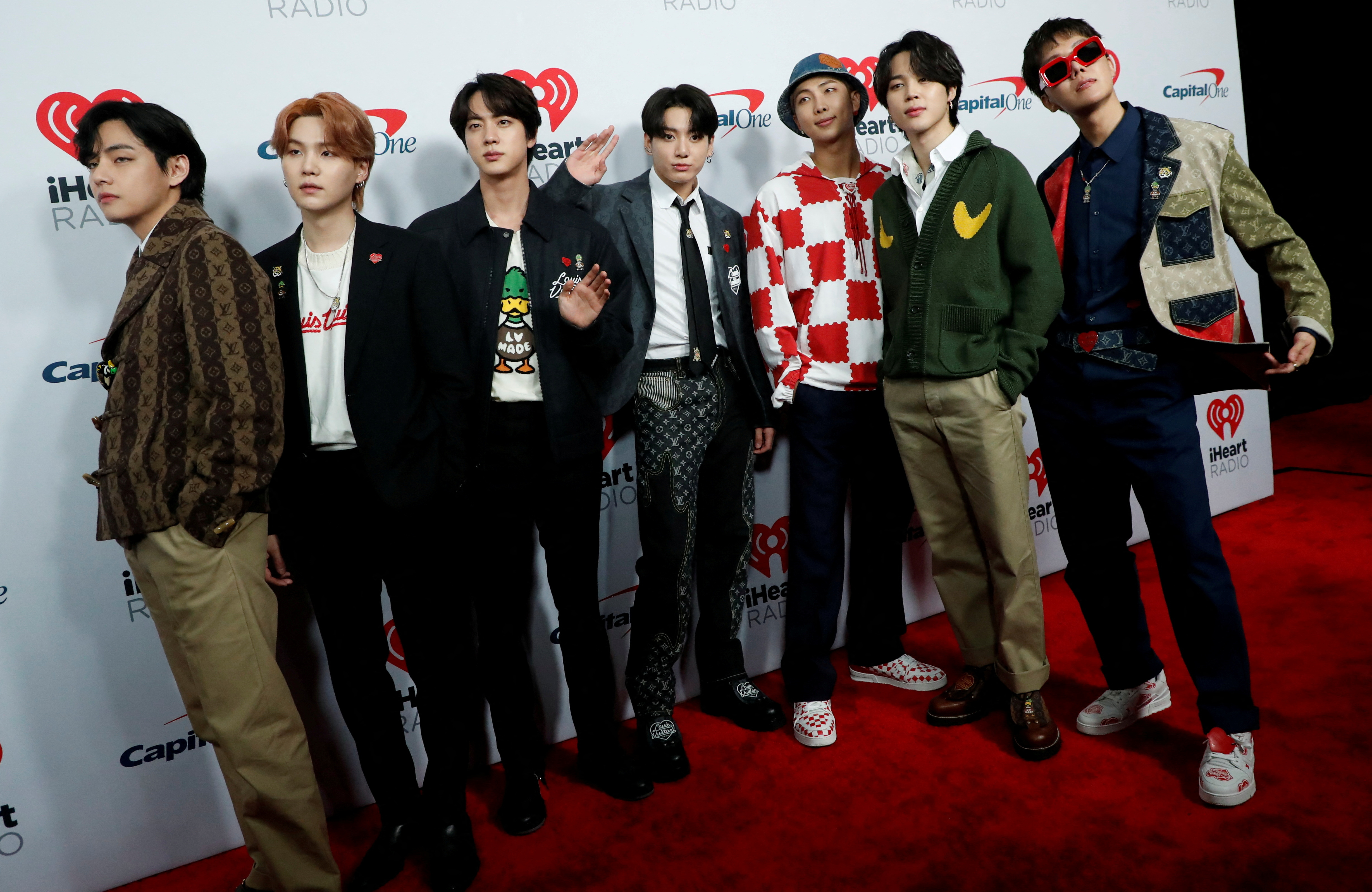 BTS posa no tapete durante as chegadas antes do show do iHeartRadio Jingle Ball no The Forum em Inglewood, Califórnia, Estados Unidos.  (Reuters)