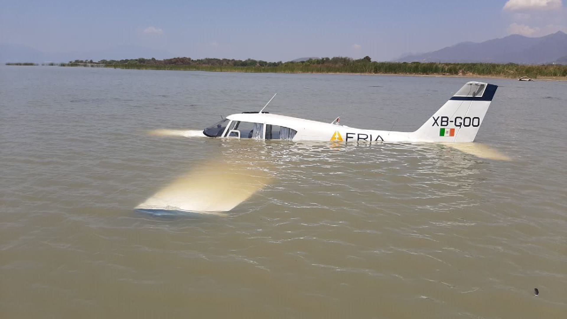 Las imágenes de la avioneta que acuatizó de emergencia en el Lago de Chapala