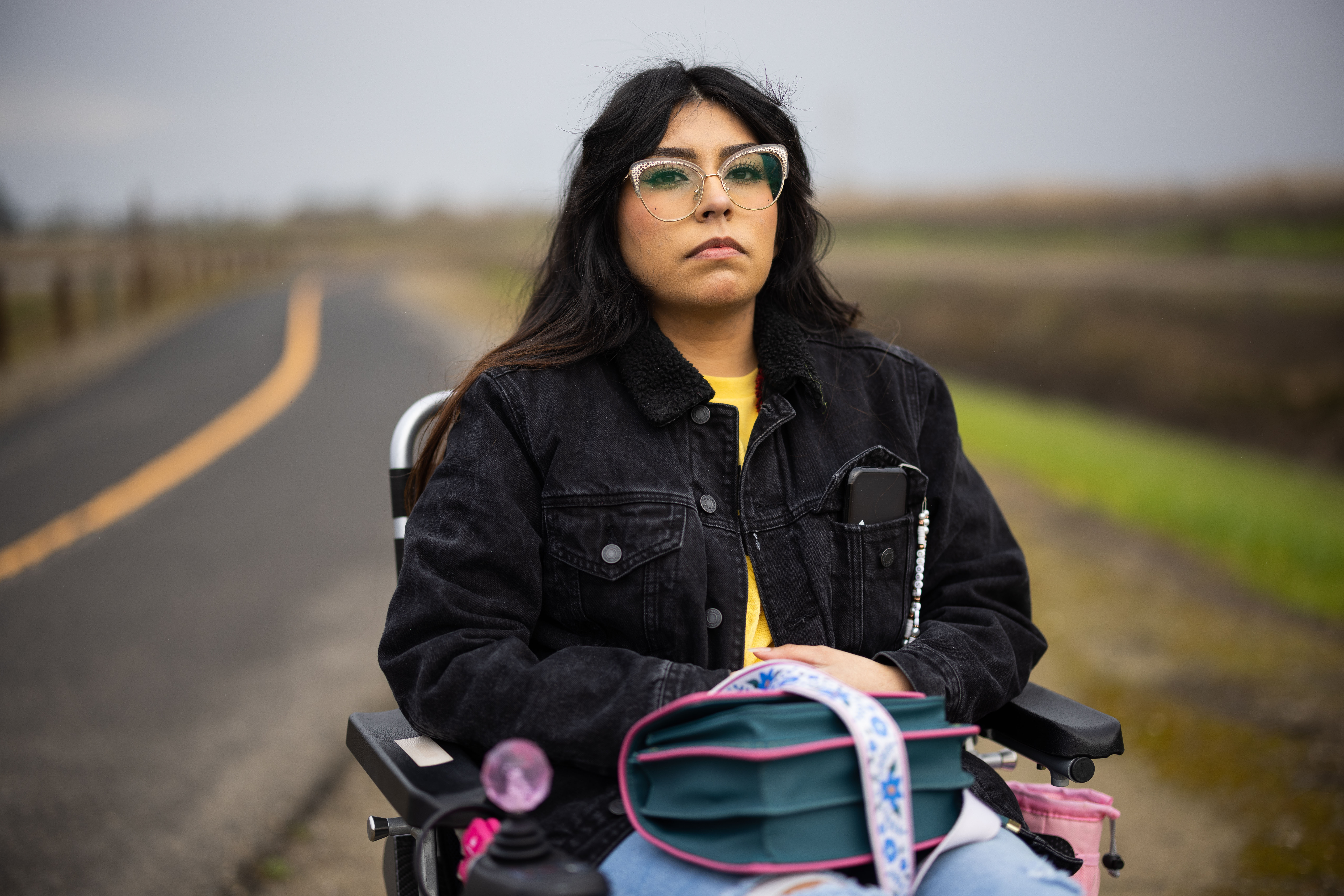 Angelica Baez utiliza una silla motorizada para moverse por Sacramento, ya que desarrolló POTS luego de padecer COVID en 2020 / Photo for The Washington Post by Max Whittaker