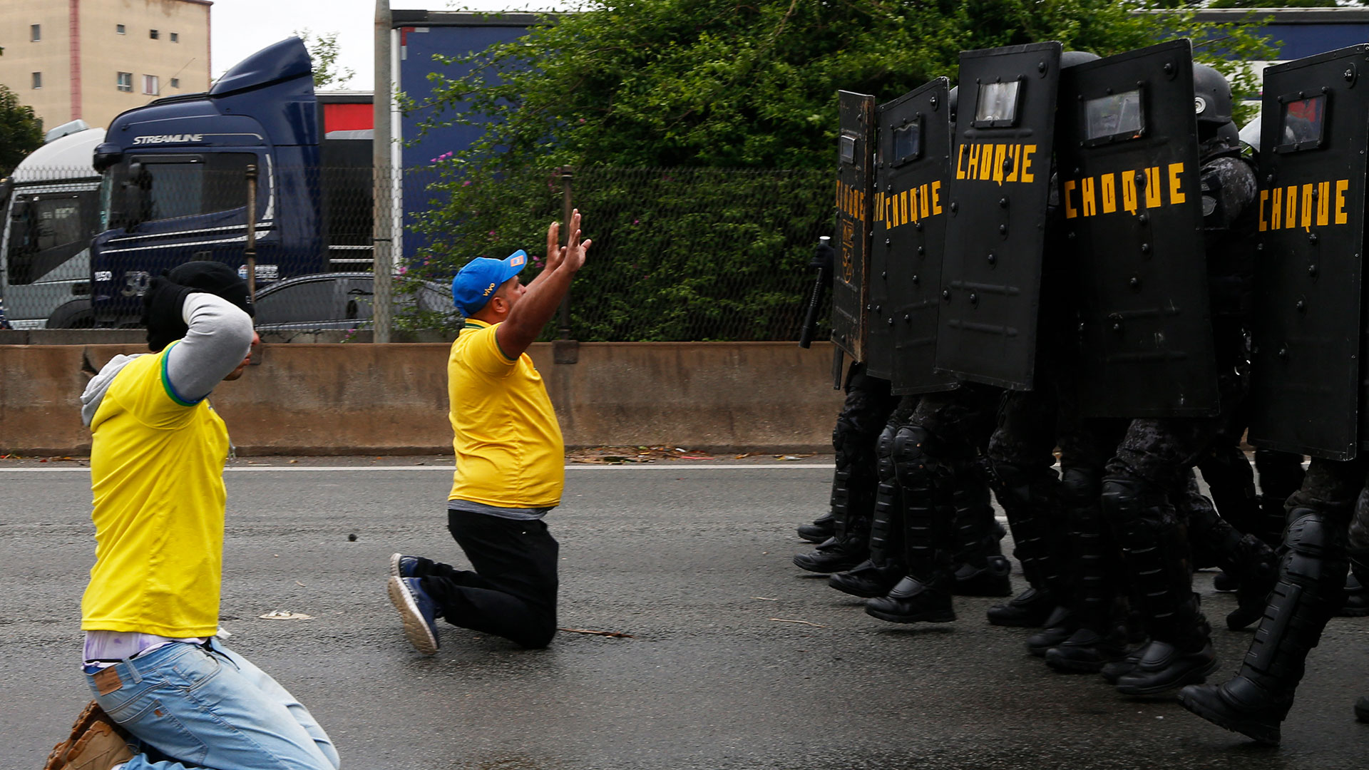 La policía antidisturbios toma posición para despejar un bloqueo realizado por simpatizantes del presidente Jair Bolsonaro en la carretera Castelo Branco, en las afueras de Sao Paulo, Brasil