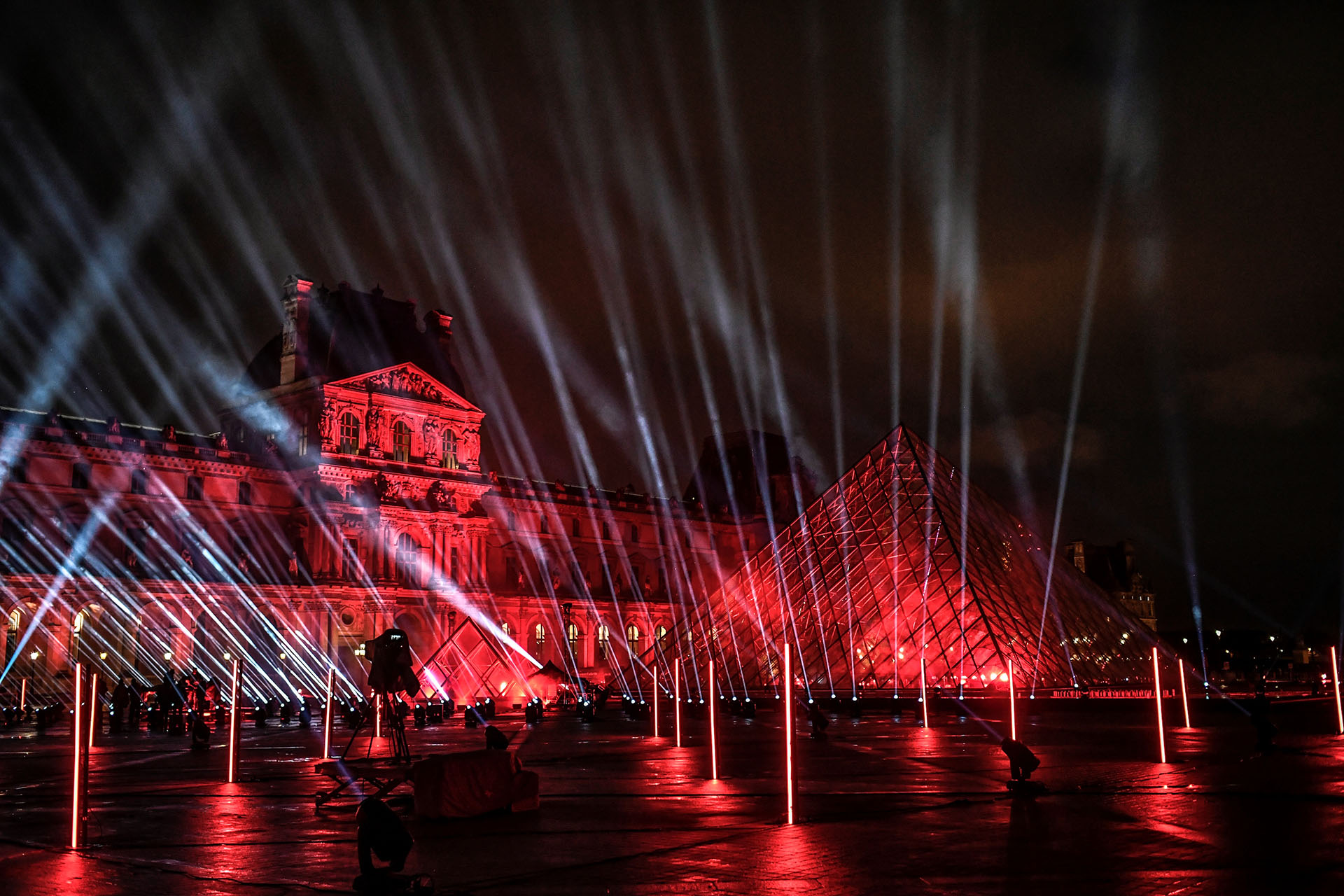 El DJ francés David Guetta brindará un concierto en la pirámide del Museo de Louvre, en París, para celebrar el nuevo año (STEPHANE DE SAKUTIN/ AFP)