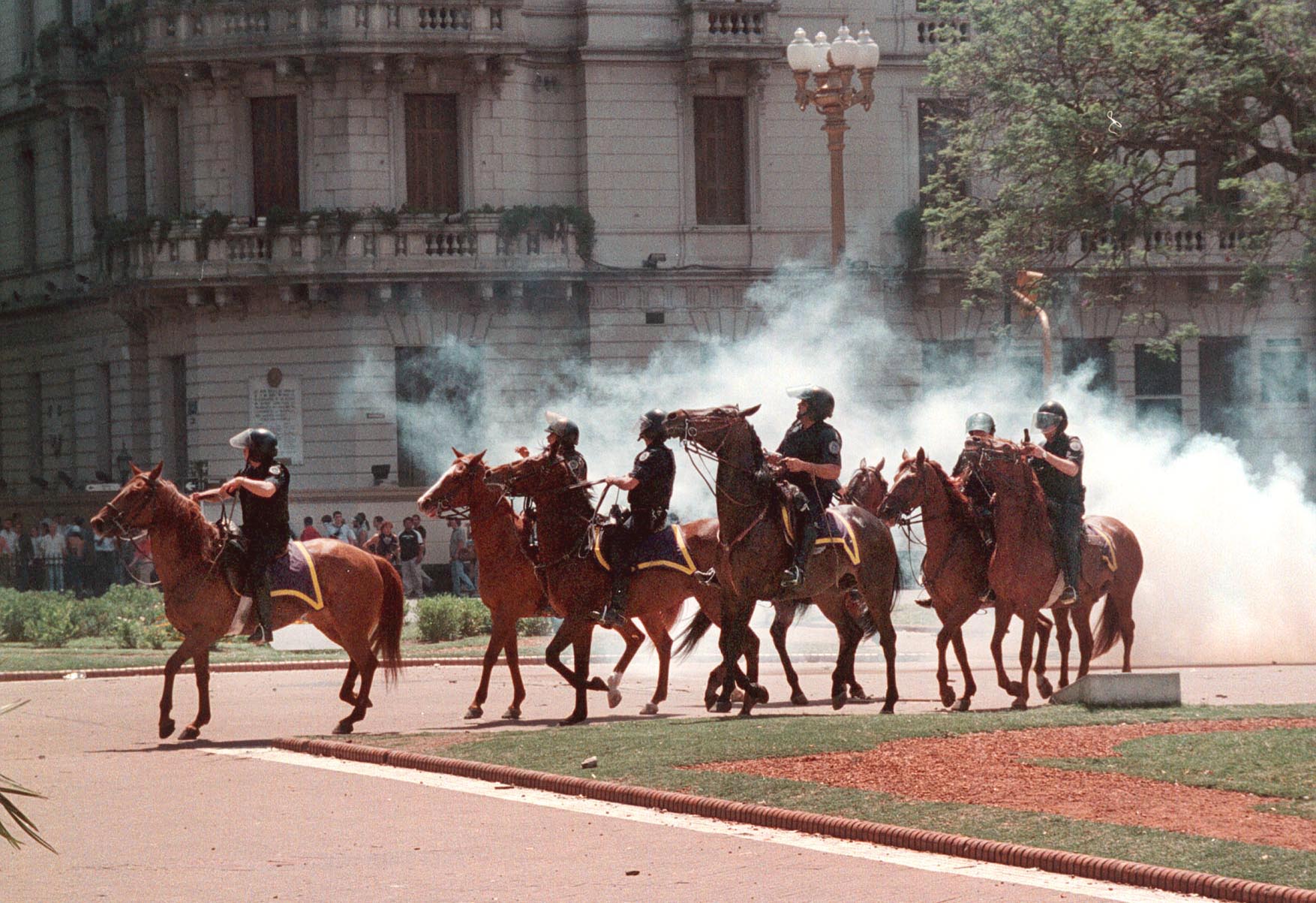 La Policía Montada reprime en Plaza de Mayo el 19 y 20 de diciembre de 2001